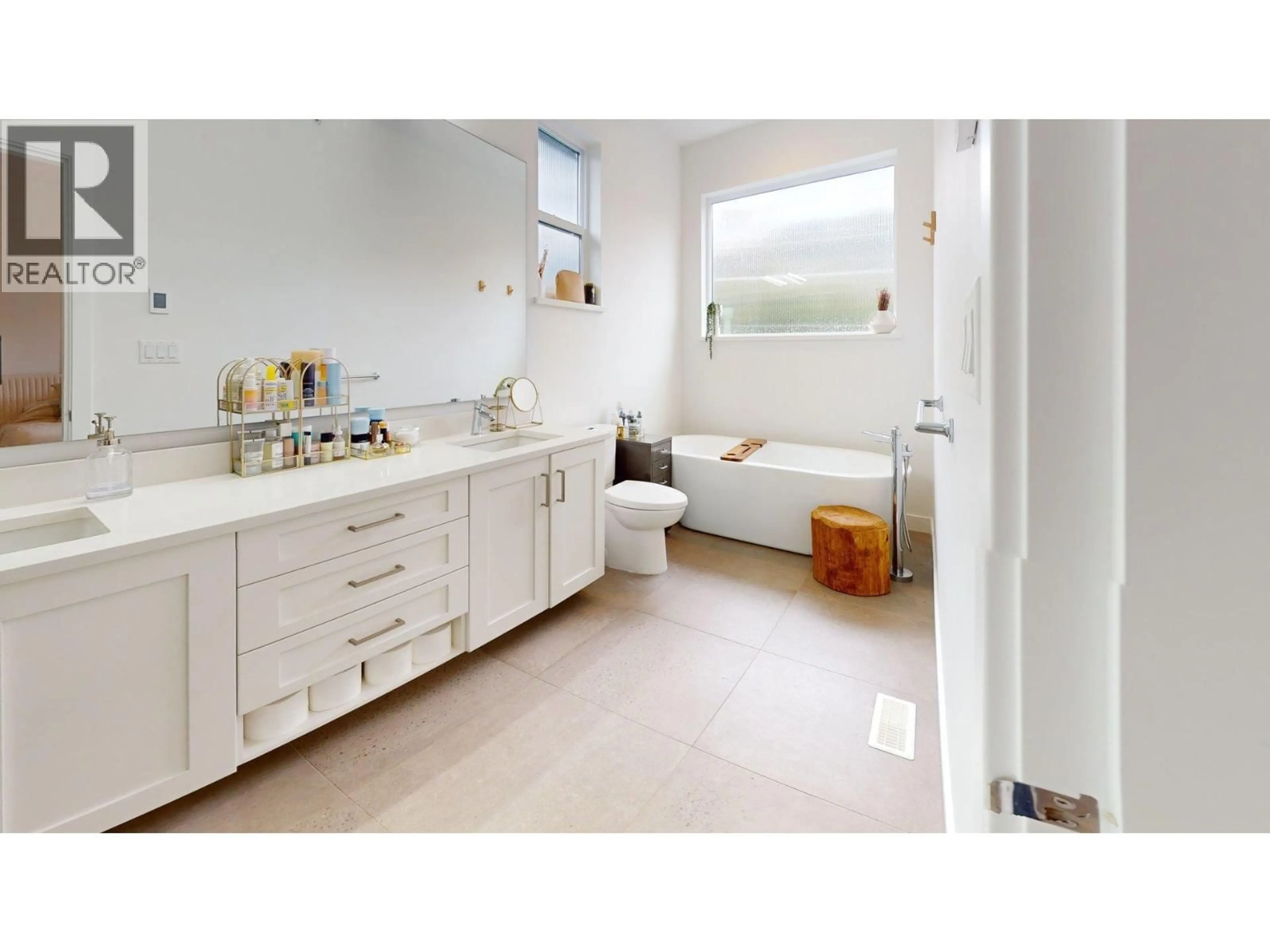 Contemporary bathroom, ceramic/tile floor for 39212 CARDINAL DRIVE, Squamish British Columbia V8B0H3
