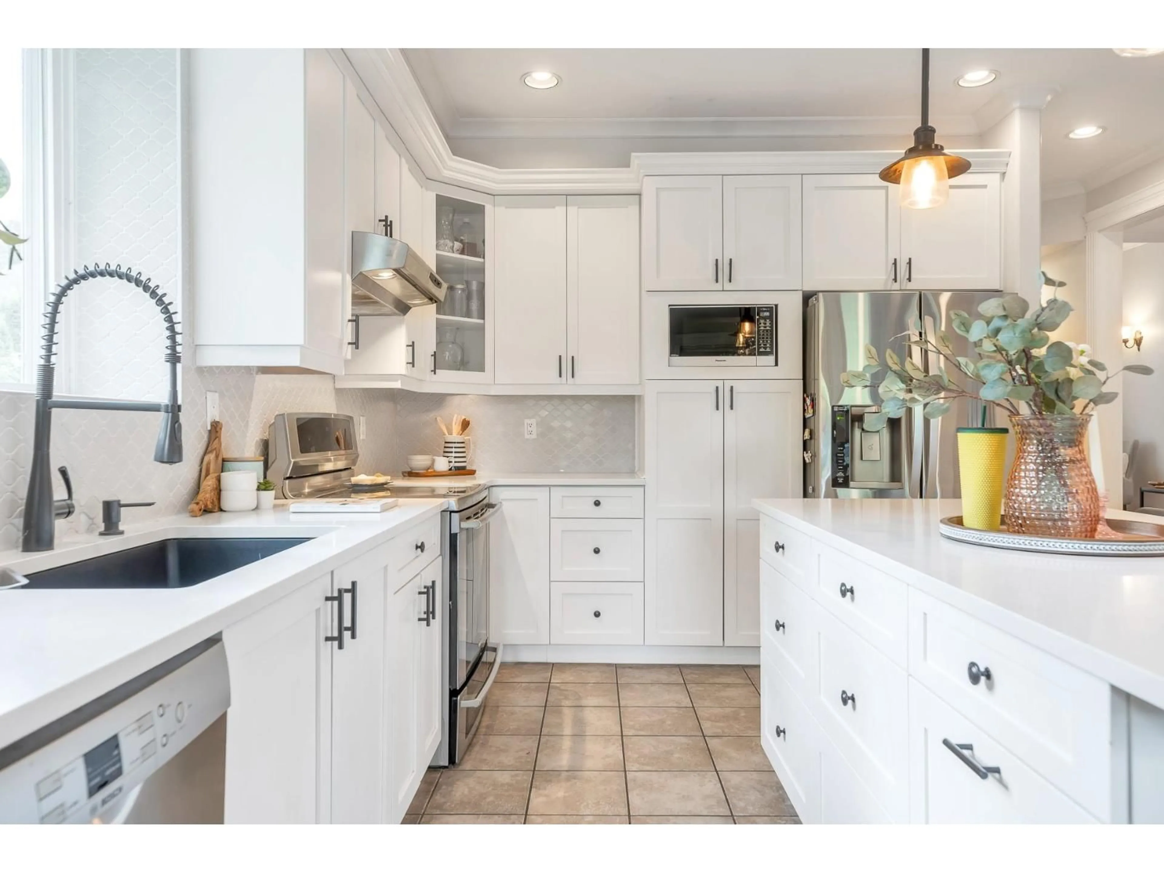 Open concept kitchen, ceramic/tile floor for 9434 216A, Langley British Columbia V1M4E2