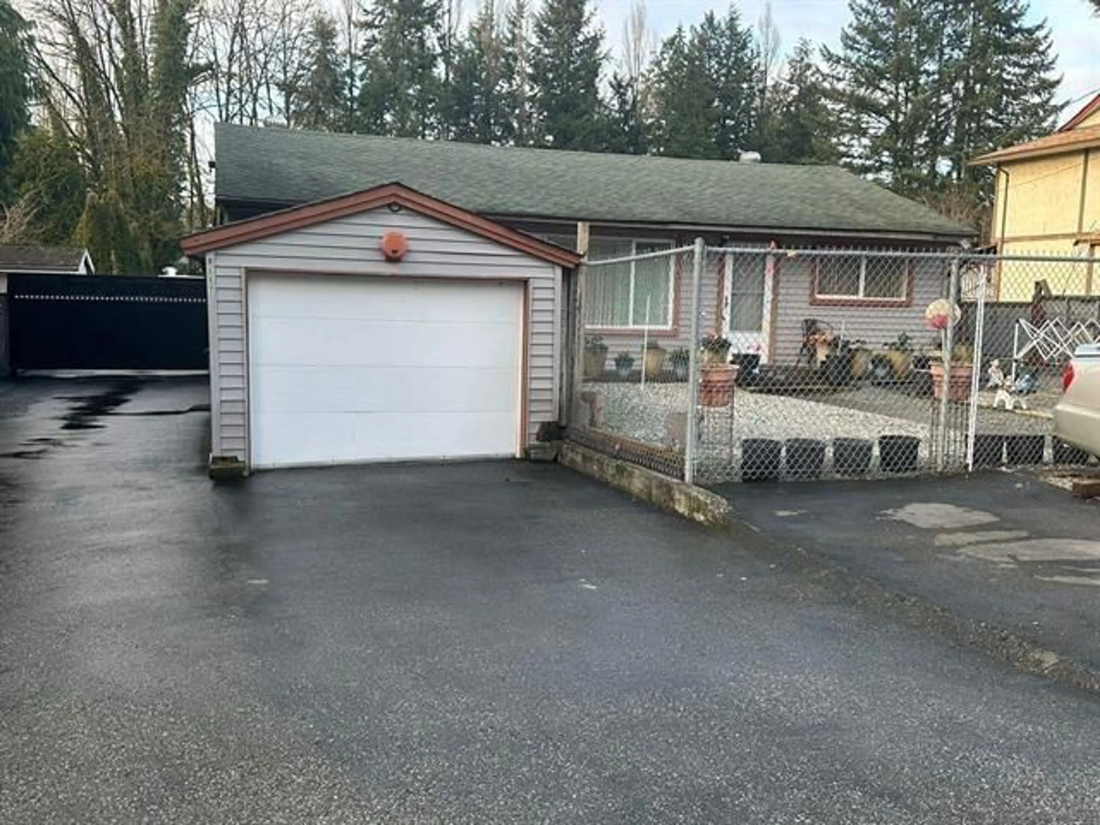 Indoor garage for 9117 149, Surrey British Columbia V3R3Z5