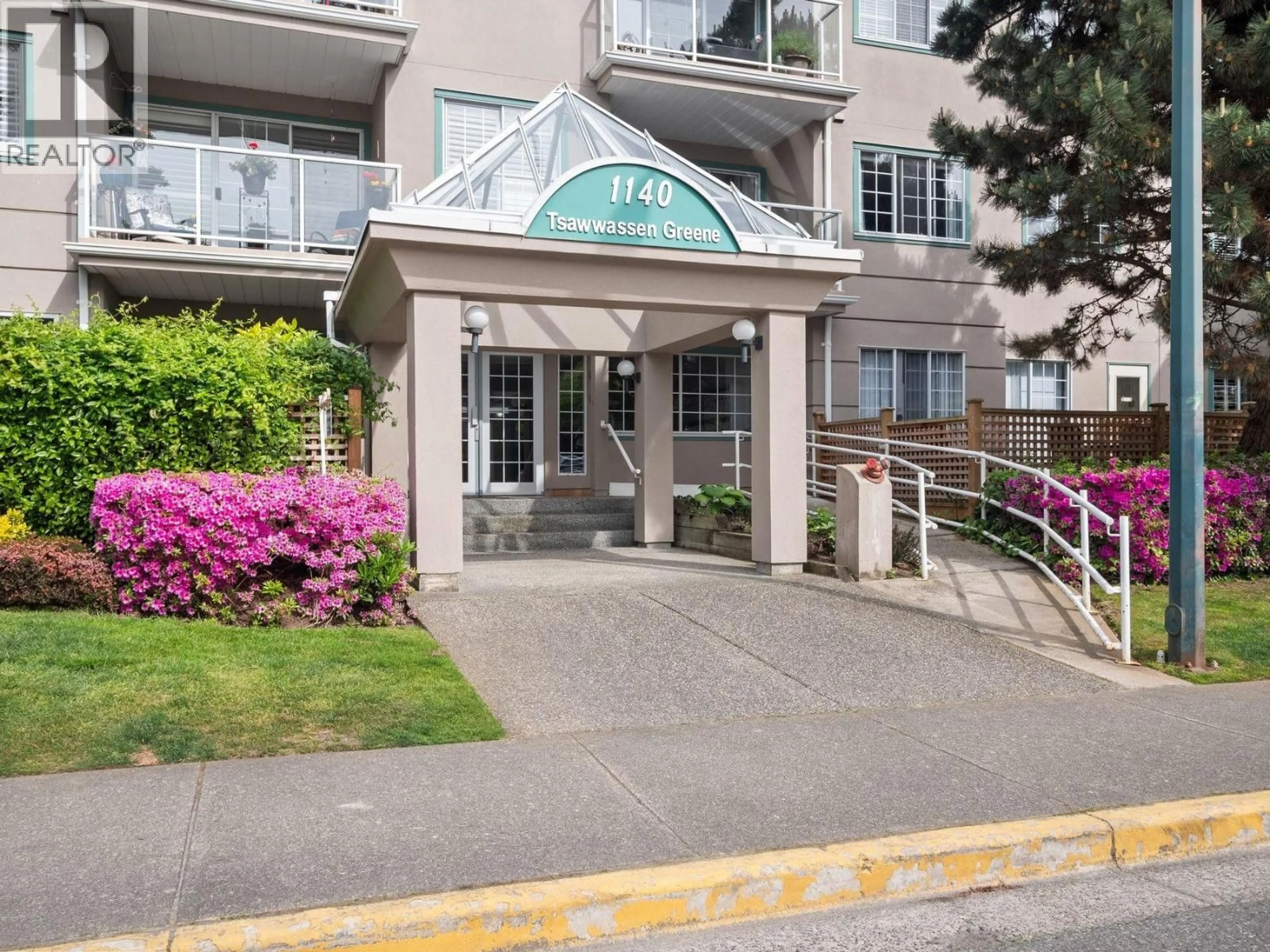 Indoor foyer for 204 - 1140 55 STREET, Delta British Columbia V4M3J8
