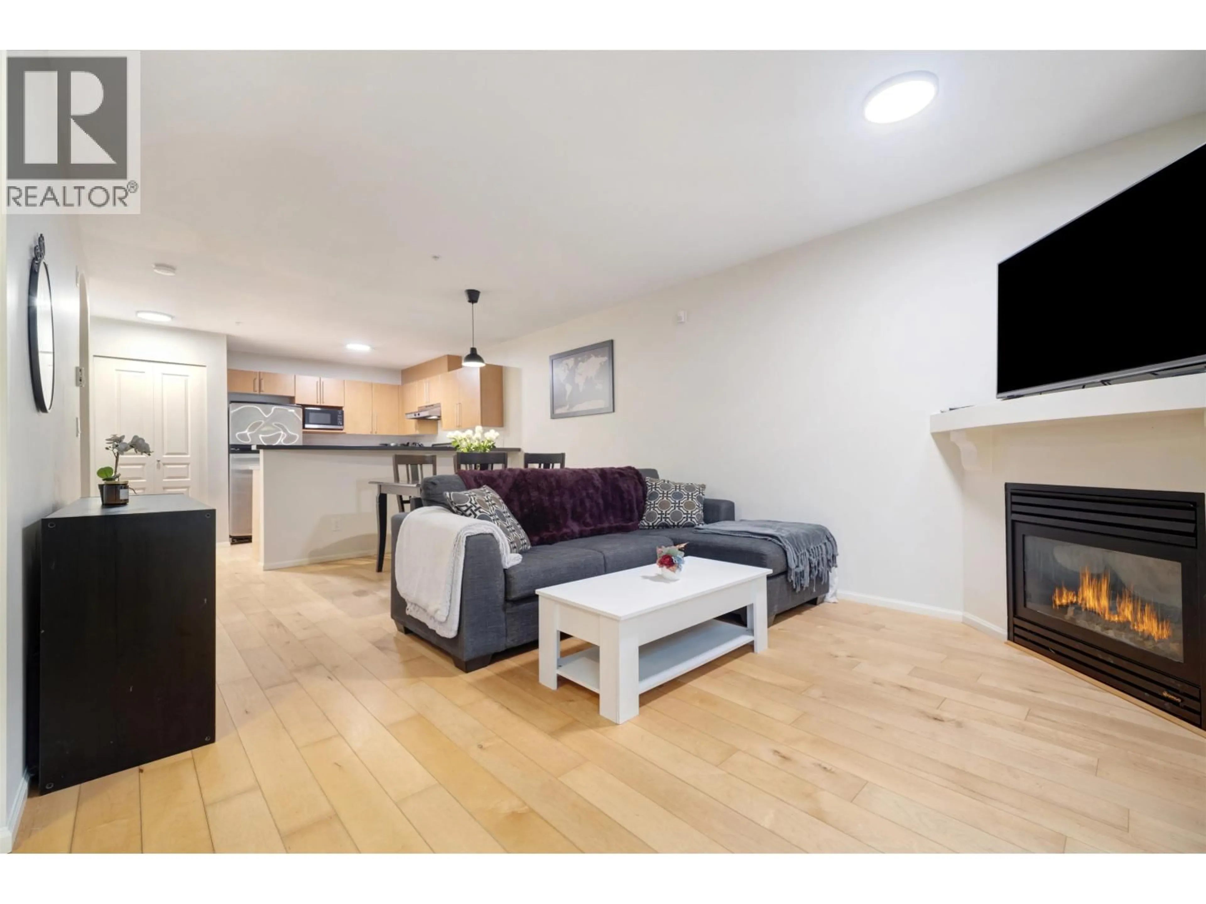 Living room with furniture, wood/laminate floor for 1131 ROSS ROAD, North Vancouver British Columbia V7K1C6
