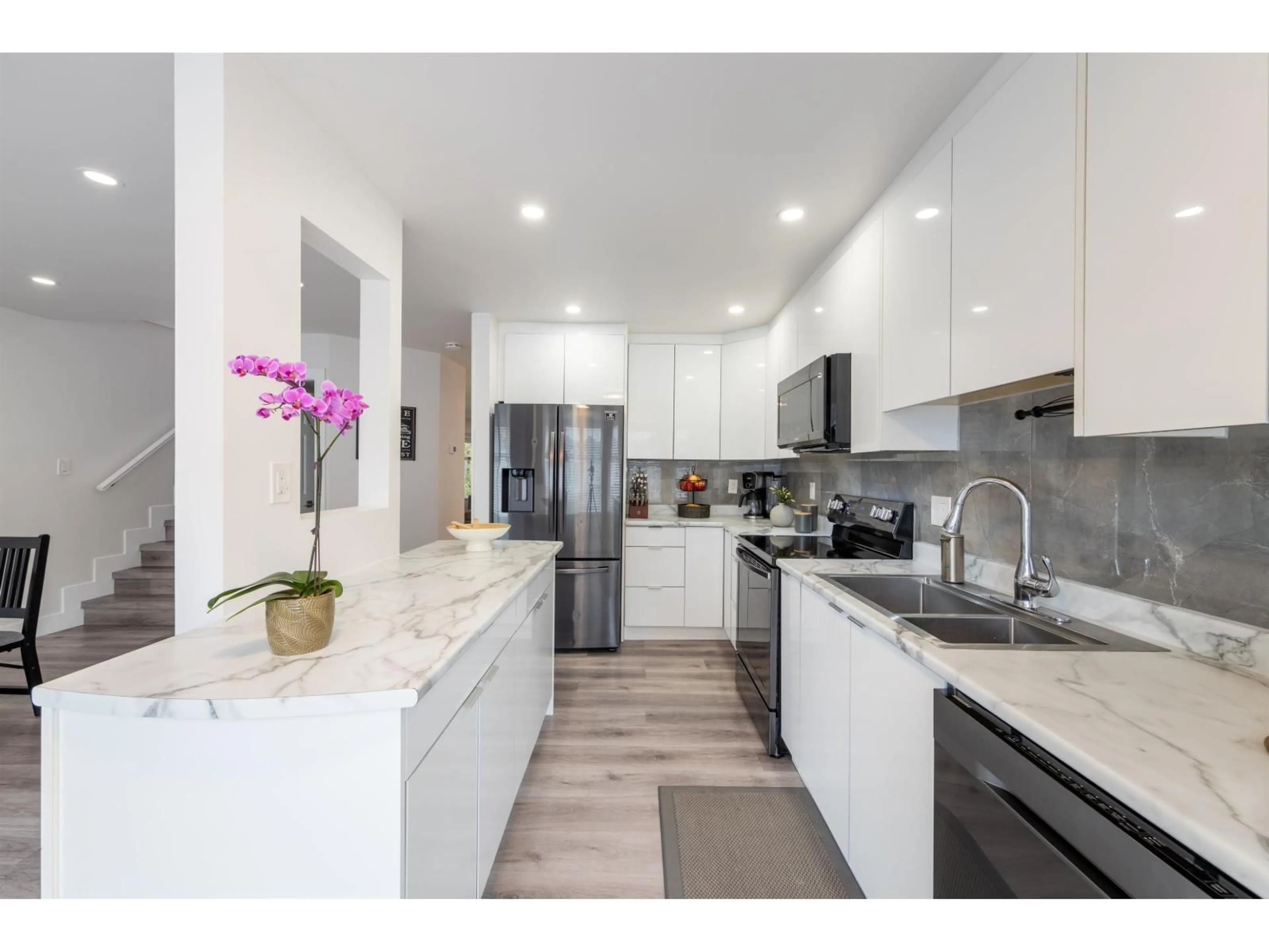 Contemporary kitchen, ceramic/tile floor for 118 - 8060 121A, Surrey British Columbia V3W0S5