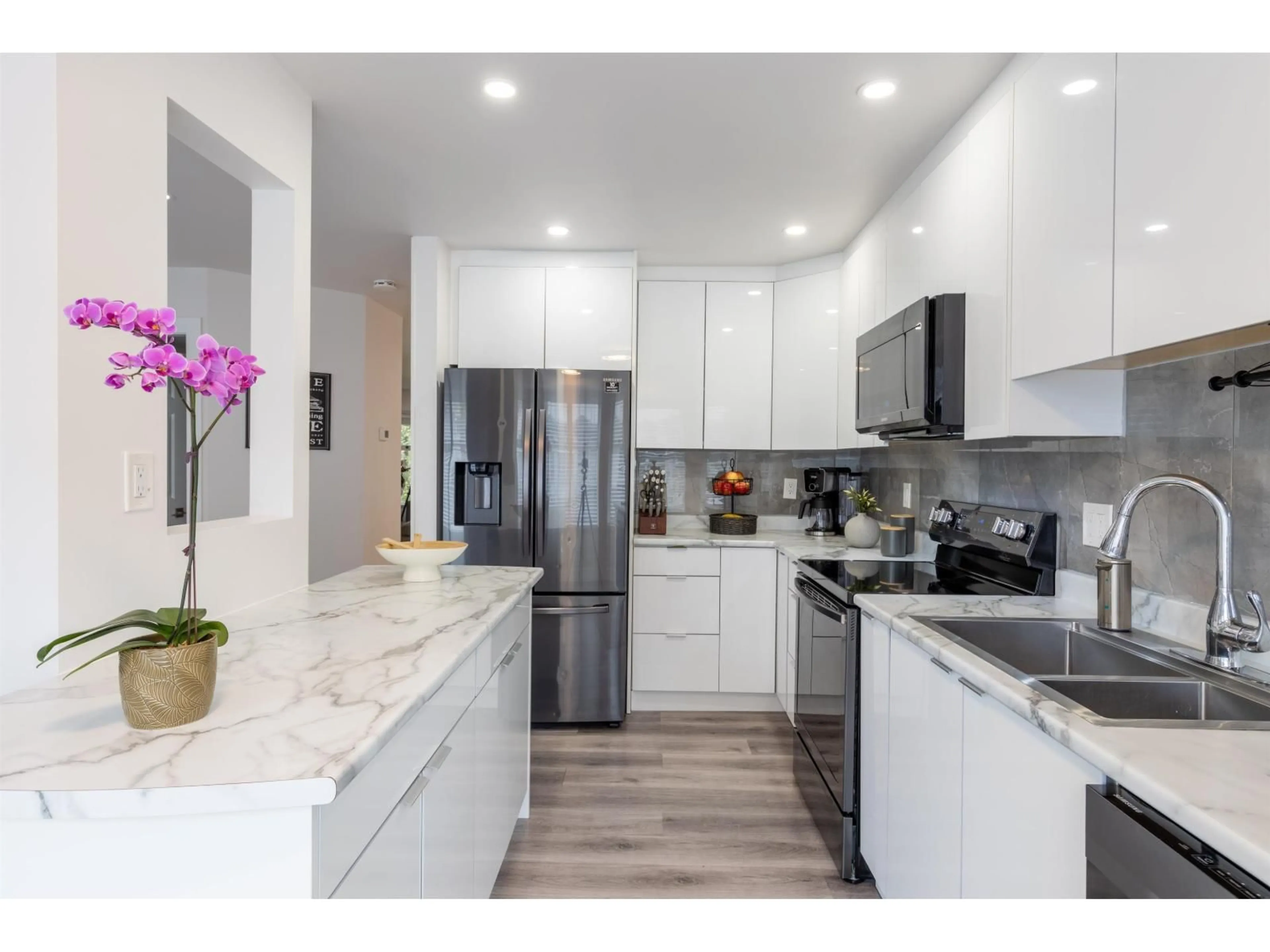 Open concept kitchen, unknown for 118 - 8060 121A, Surrey British Columbia V3W0S5