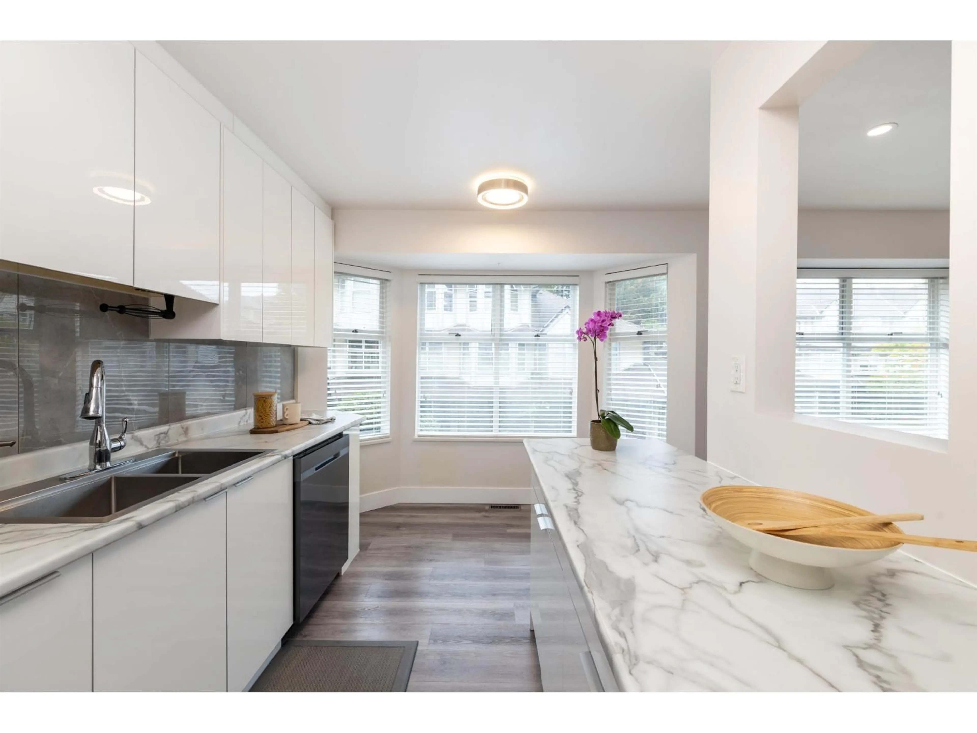 Open concept kitchen, ceramic/tile floor for 118 - 8060 121A, Surrey British Columbia V3W0S5
