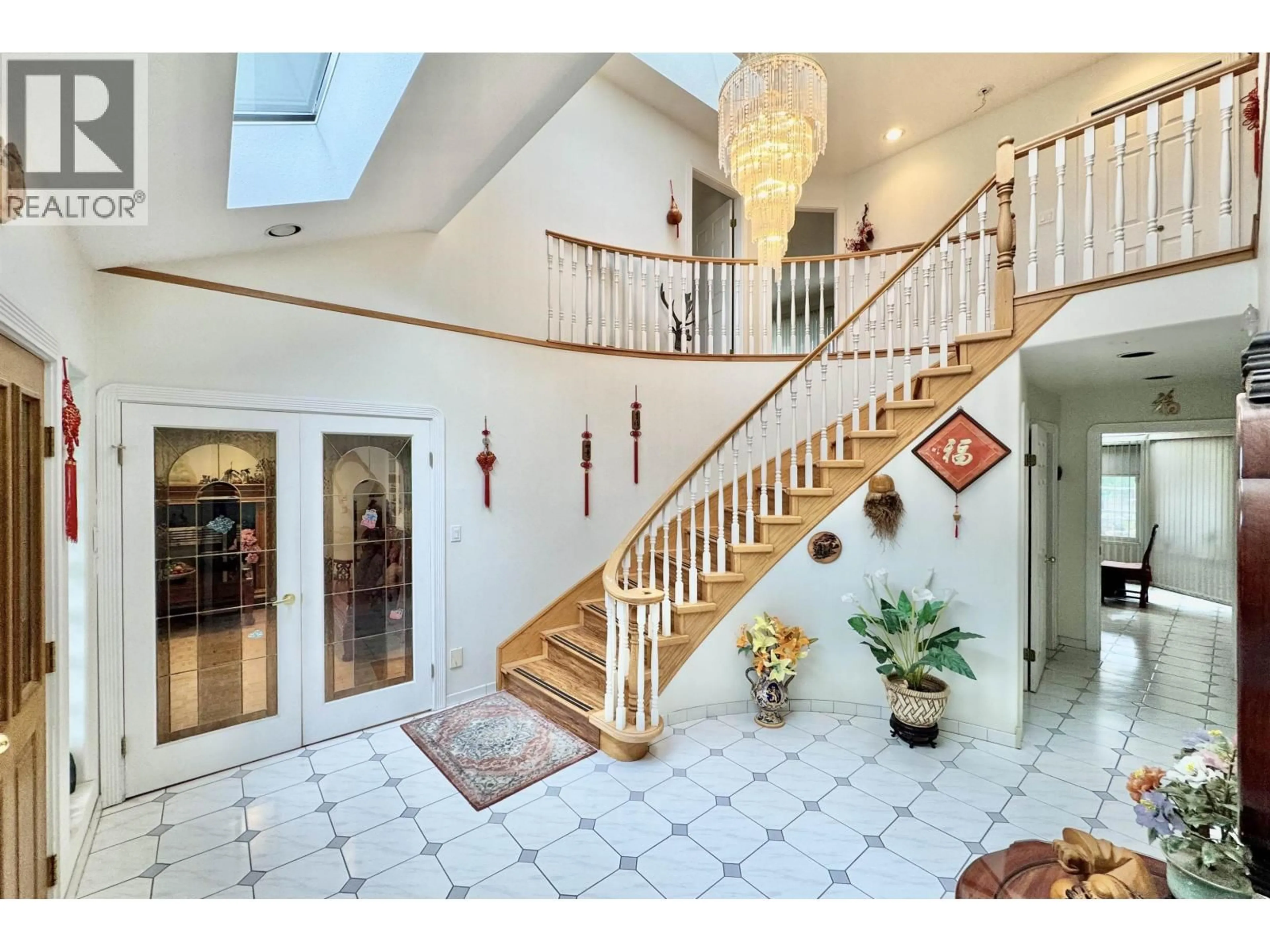 Indoor foyer for 7091 SUSSEX AVENUE, Burnaby British Columbia V5J3V4