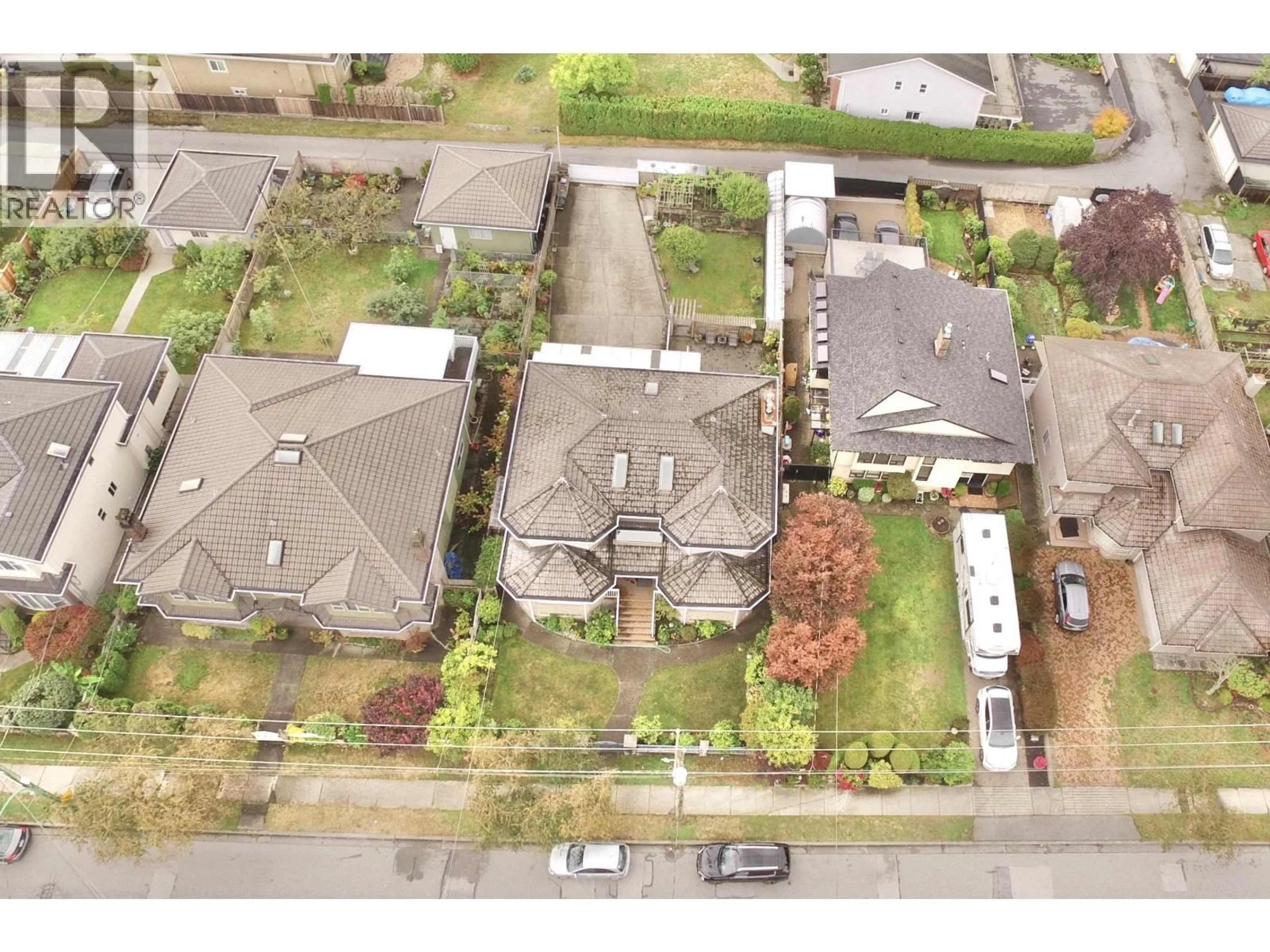 A pic from outside/outdoor area/front of a property/back of a property/a pic from drone, street for 7091 SUSSEX AVENUE, Burnaby British Columbia V5J3V4