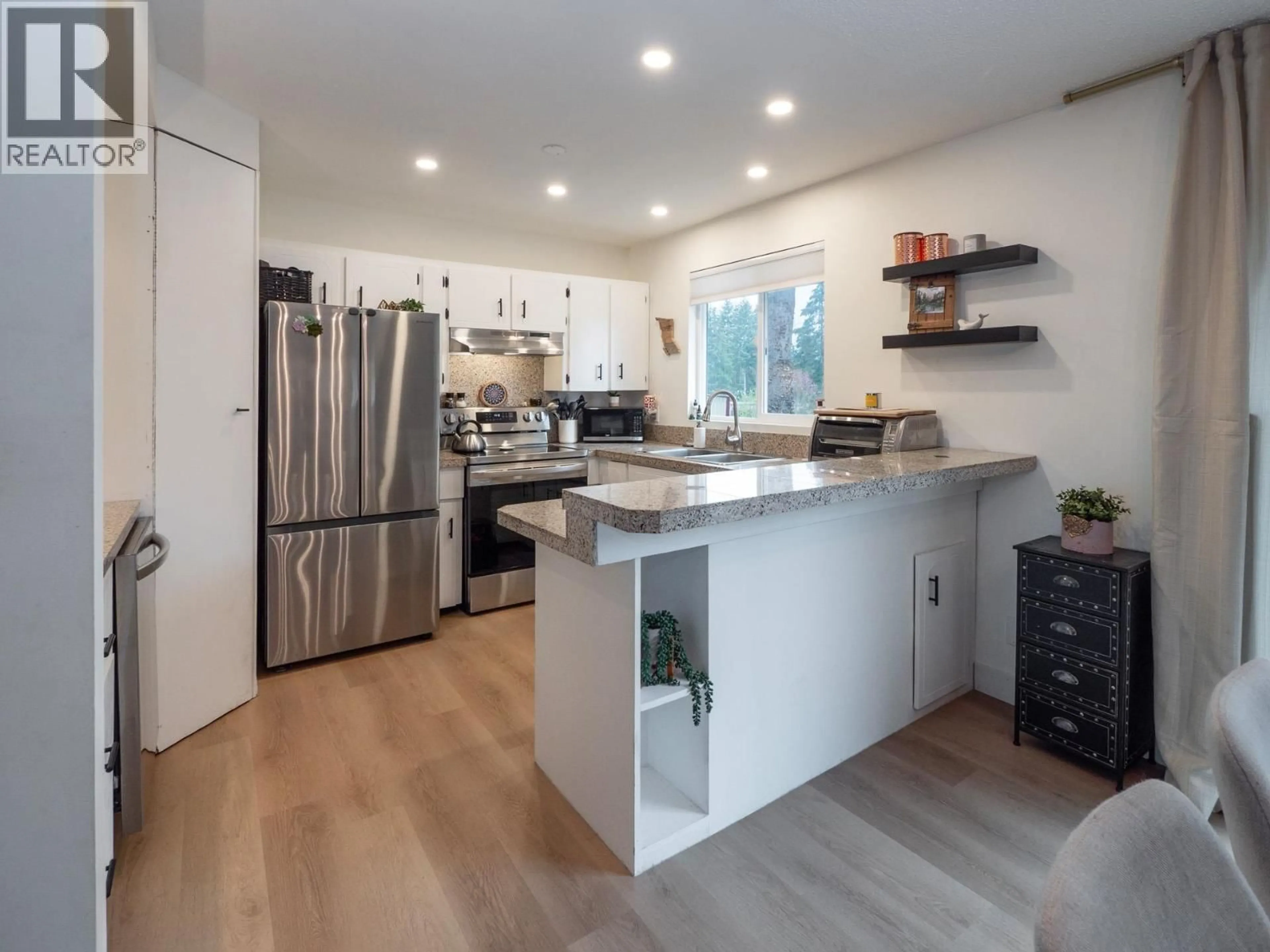 Open concept kitchen, wood/laminate floor for 617 GOWER POINT ROAD, Gibsons British Columbia V0N1V8