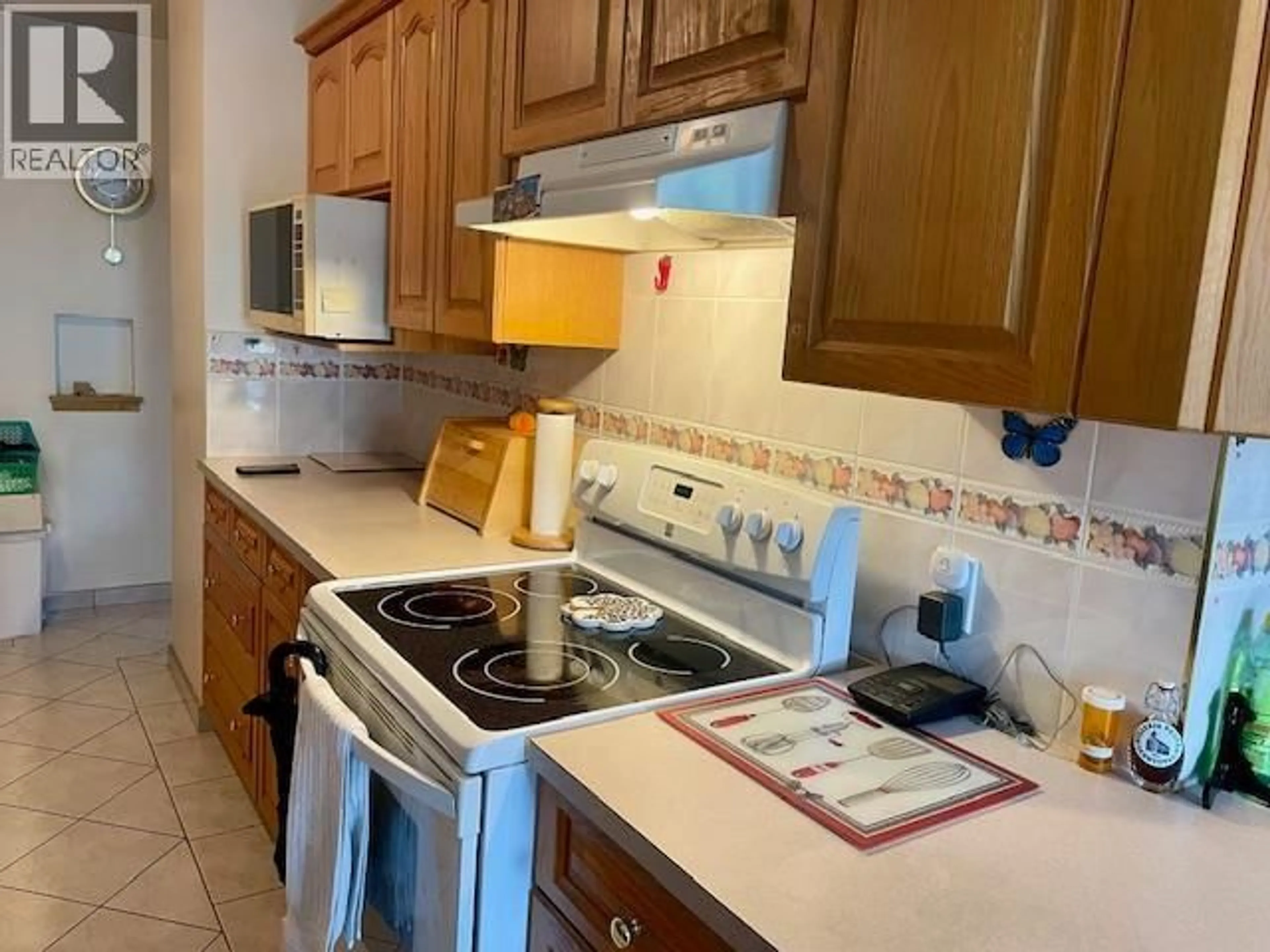 Standard kitchen, ceramic/tile floor for 3168 16TH AVENUE, Vancouver British Columbia V5M2M6