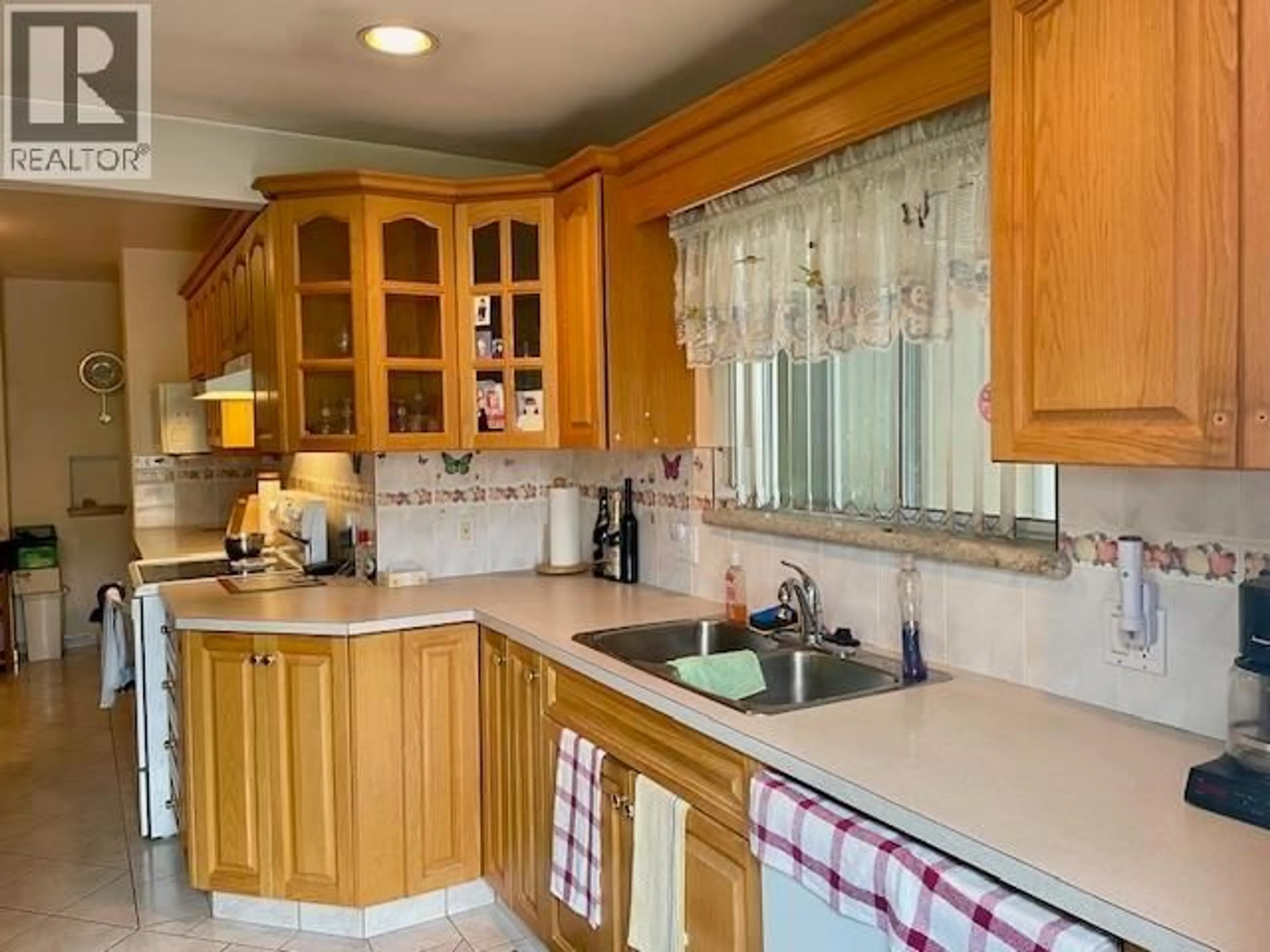 Standard kitchen, ceramic/tile floor for 3168 16TH AVENUE, Vancouver British Columbia V5M2M6