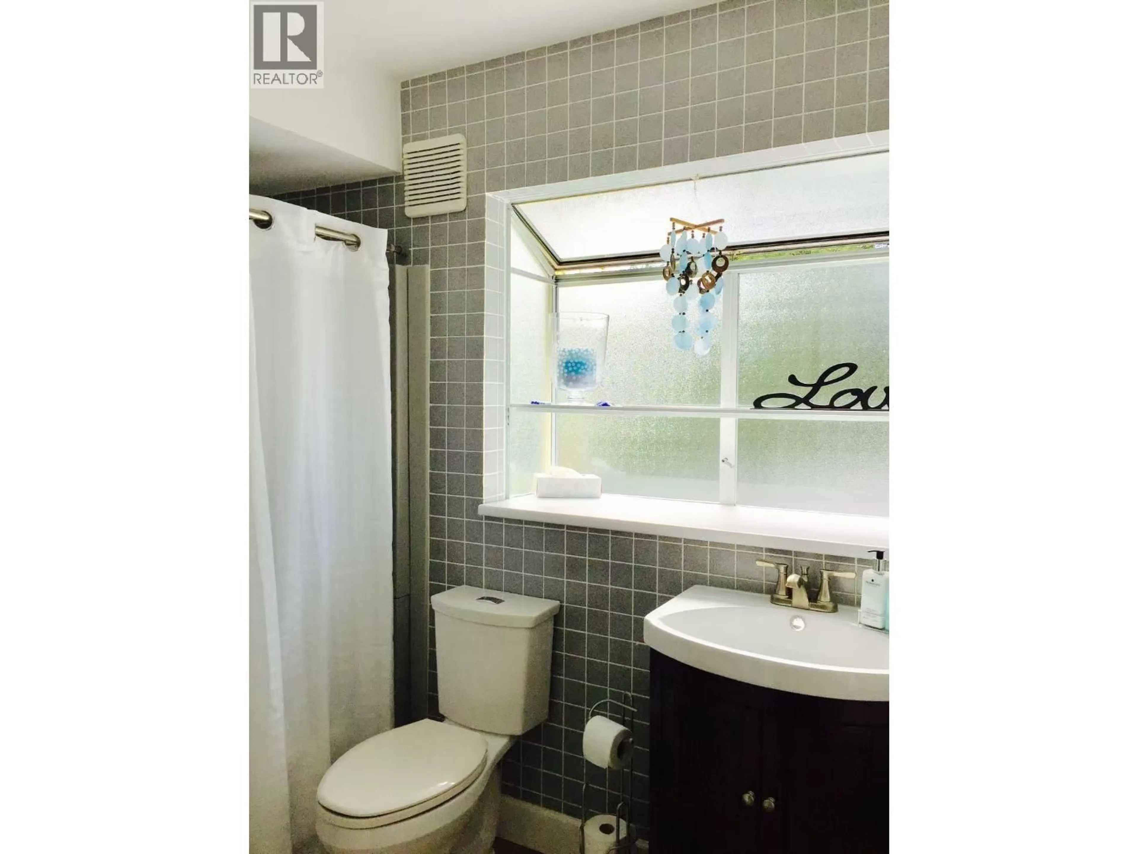 Standard bathroom, ceramic/tile floor for 128 53 STREET, Delta British Columbia V4M3B2