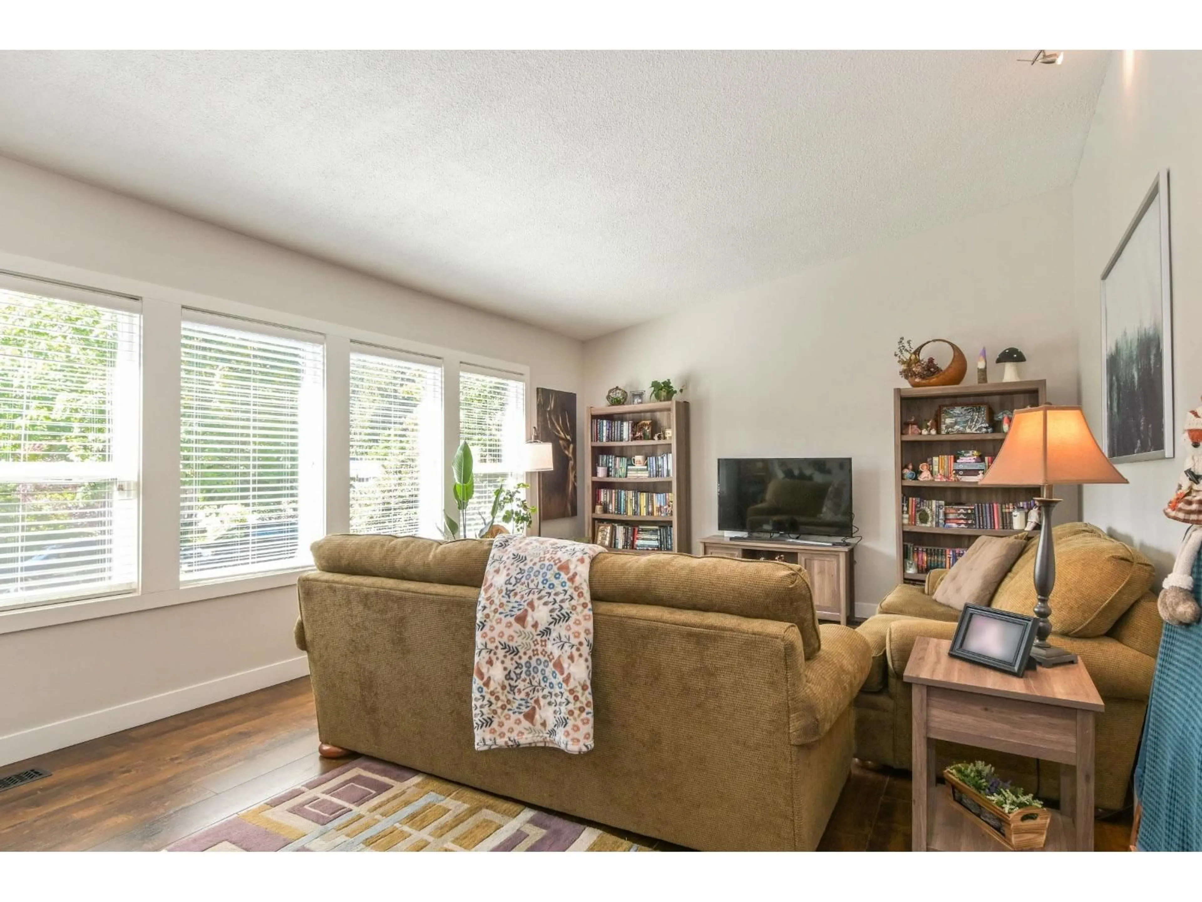 Living room with furniture, unknown for 7930 OSPREY, Mission British Columbia V2V4P7