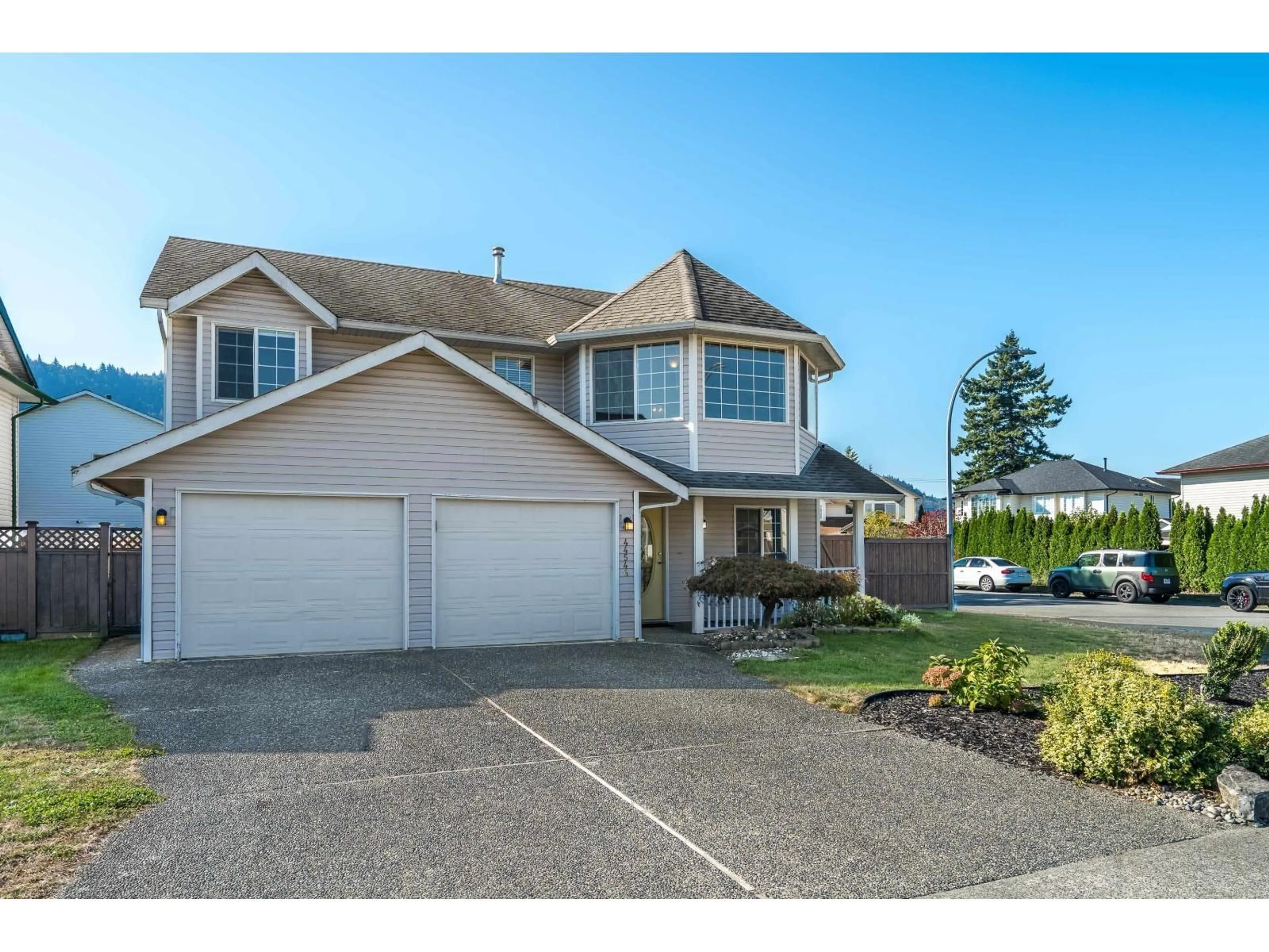 Home with vinyl exterior material, street for 44546 MOORE AVENUE, Chilliwack British Columbia V2R5K3