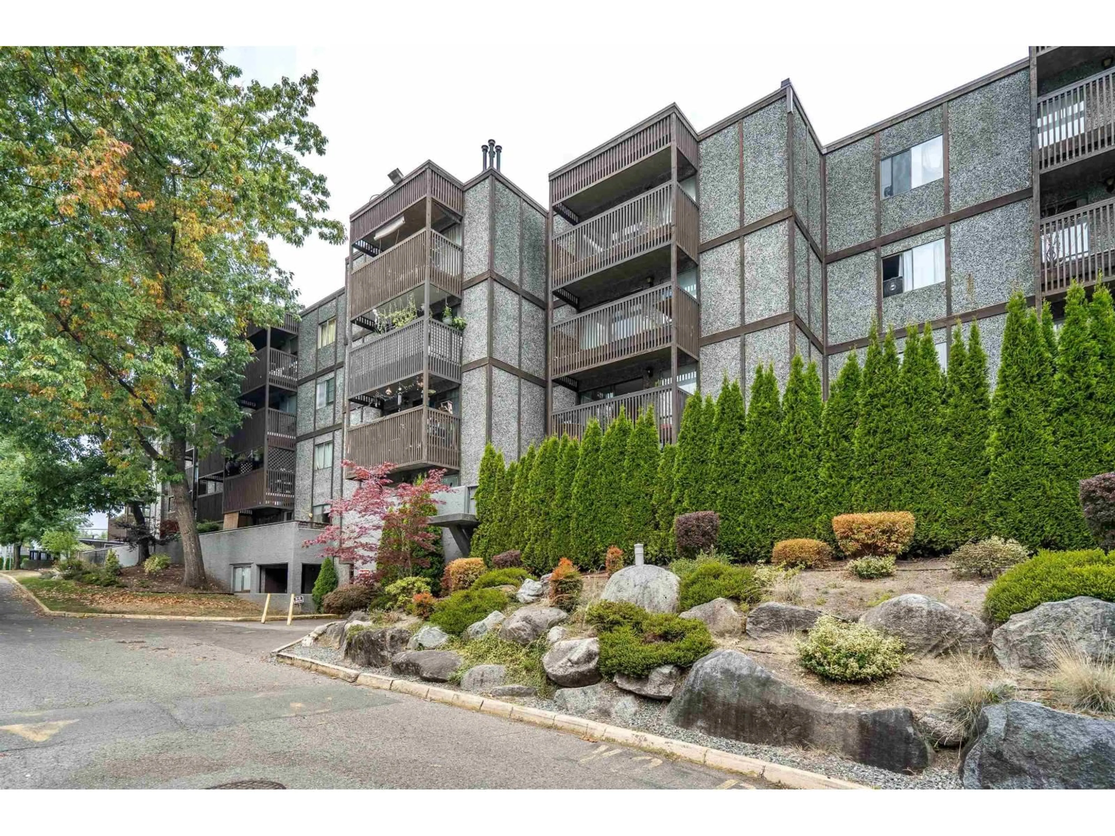 Patio, mountain view for 206 - 9682 134, Surrey British Columbia V3T5L6