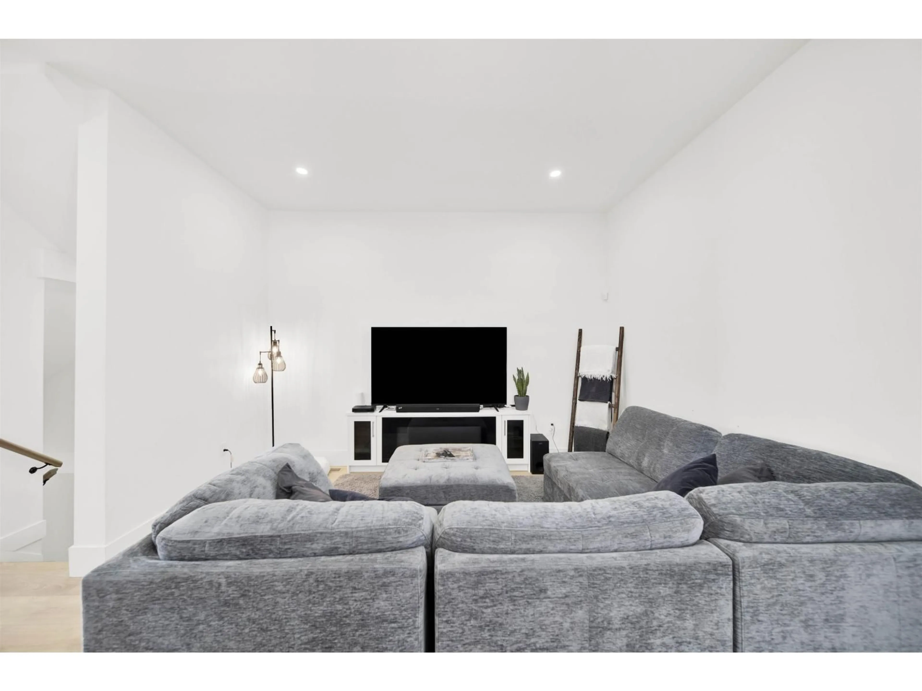 Living room with furniture, unknown for 19415 70, Surrey British Columbia V4N1N2