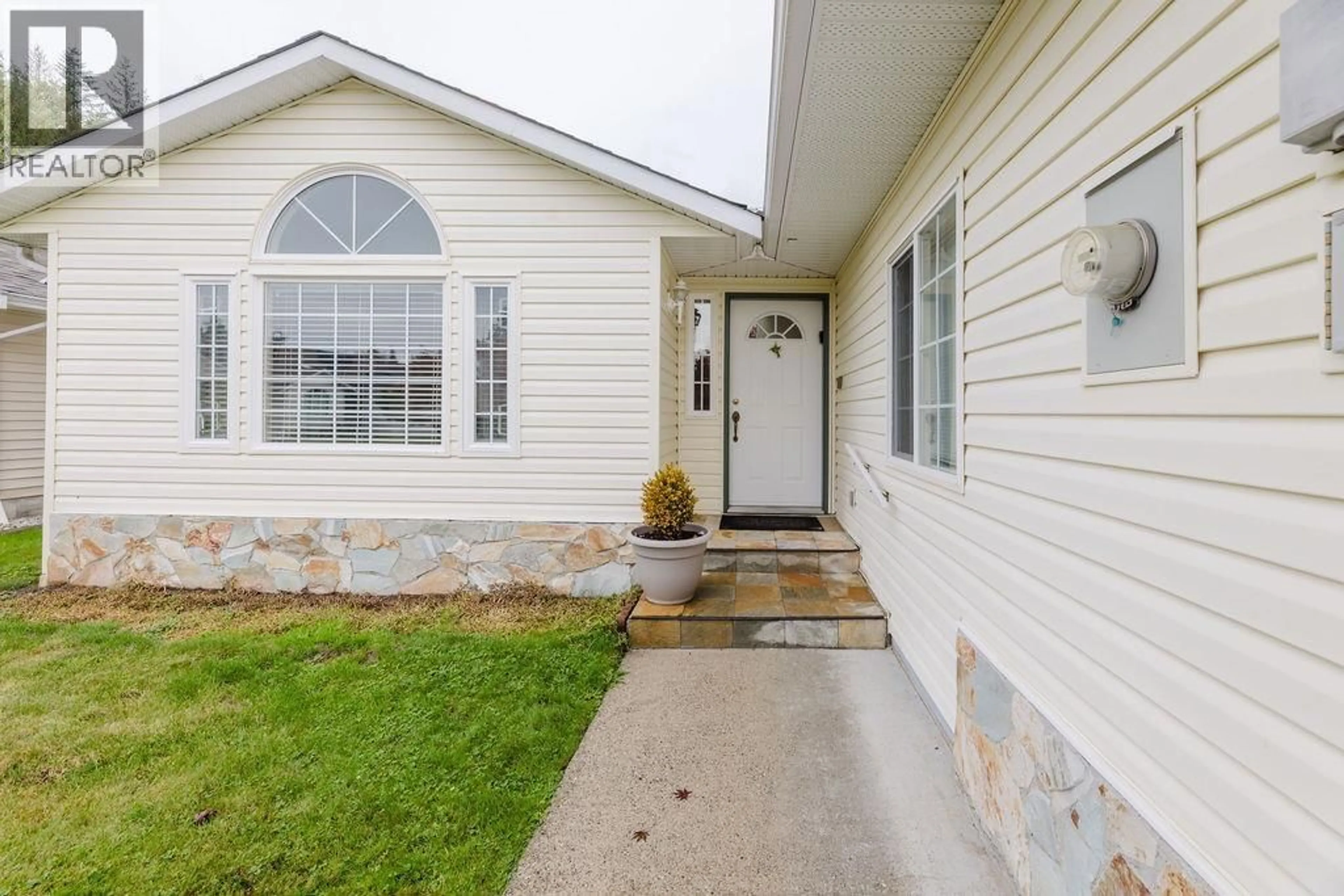 Home with vinyl exterior material, street for 26 - 535 SHAW ROAD, Gibsons British Columbia V0N1V8