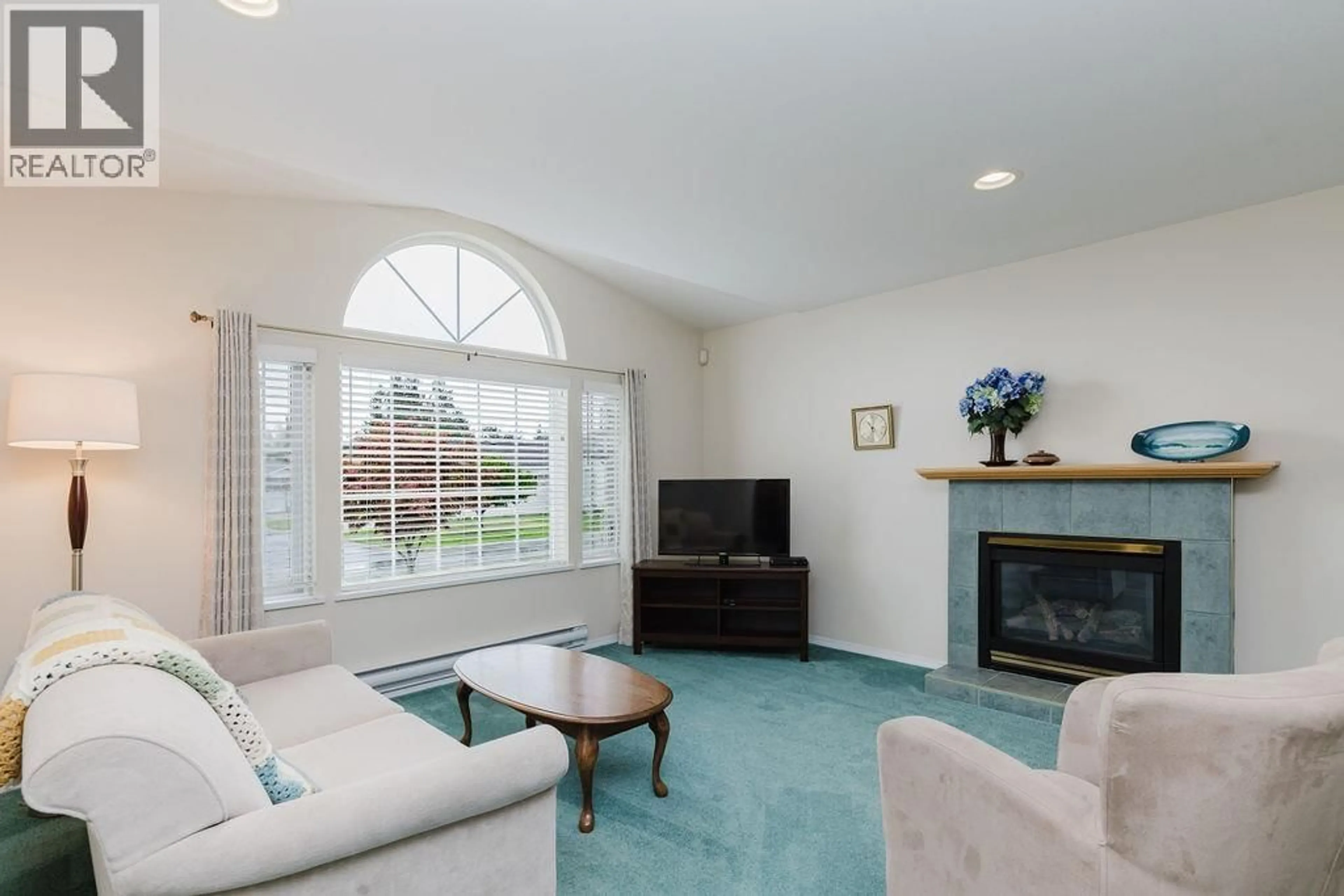 Living room with furniture, ceramic/tile floor for 26 - 535 SHAW ROAD, Gibsons British Columbia V0N1V8