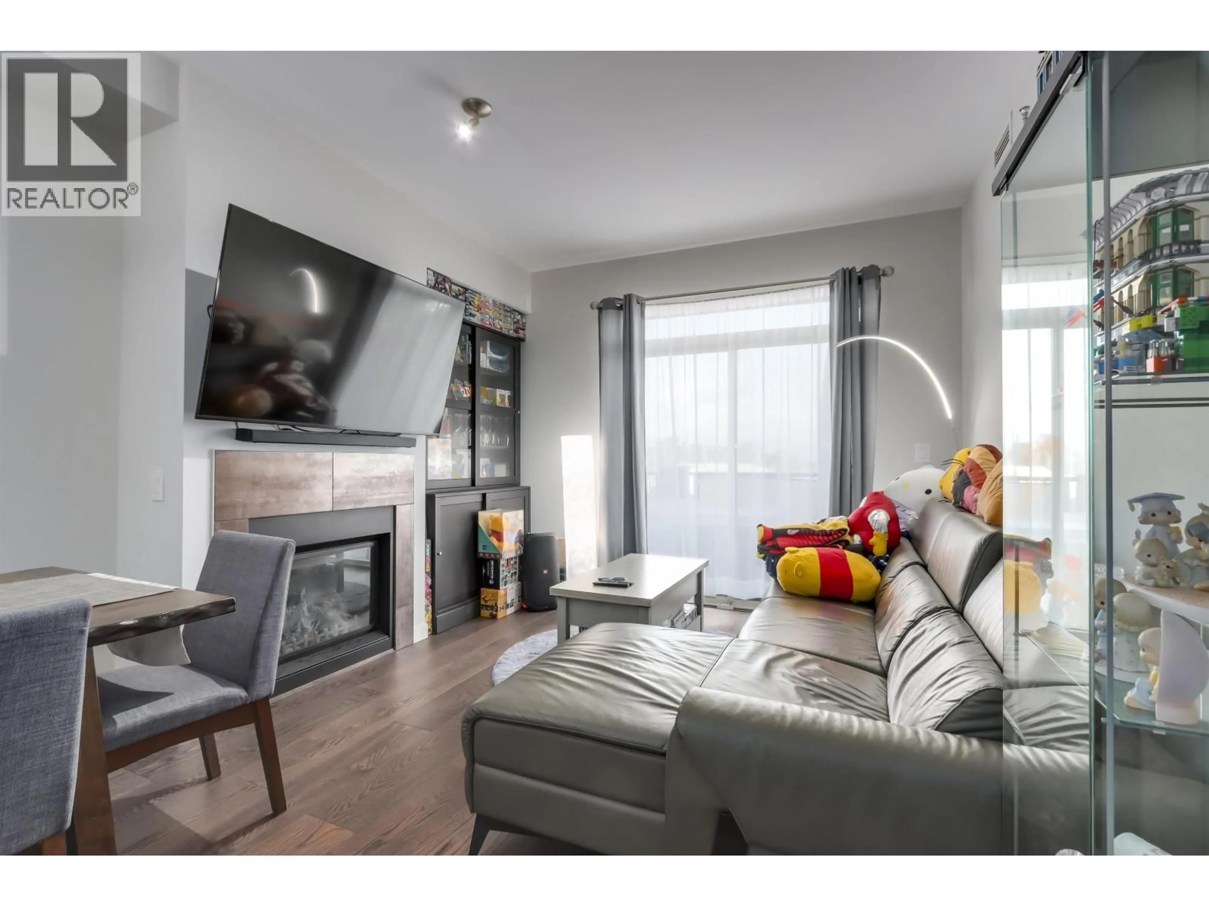Living room with furniture, wood/laminate floor for 209 - 6077 LONDON ROAD, Richmond British Columbia V6E0A7