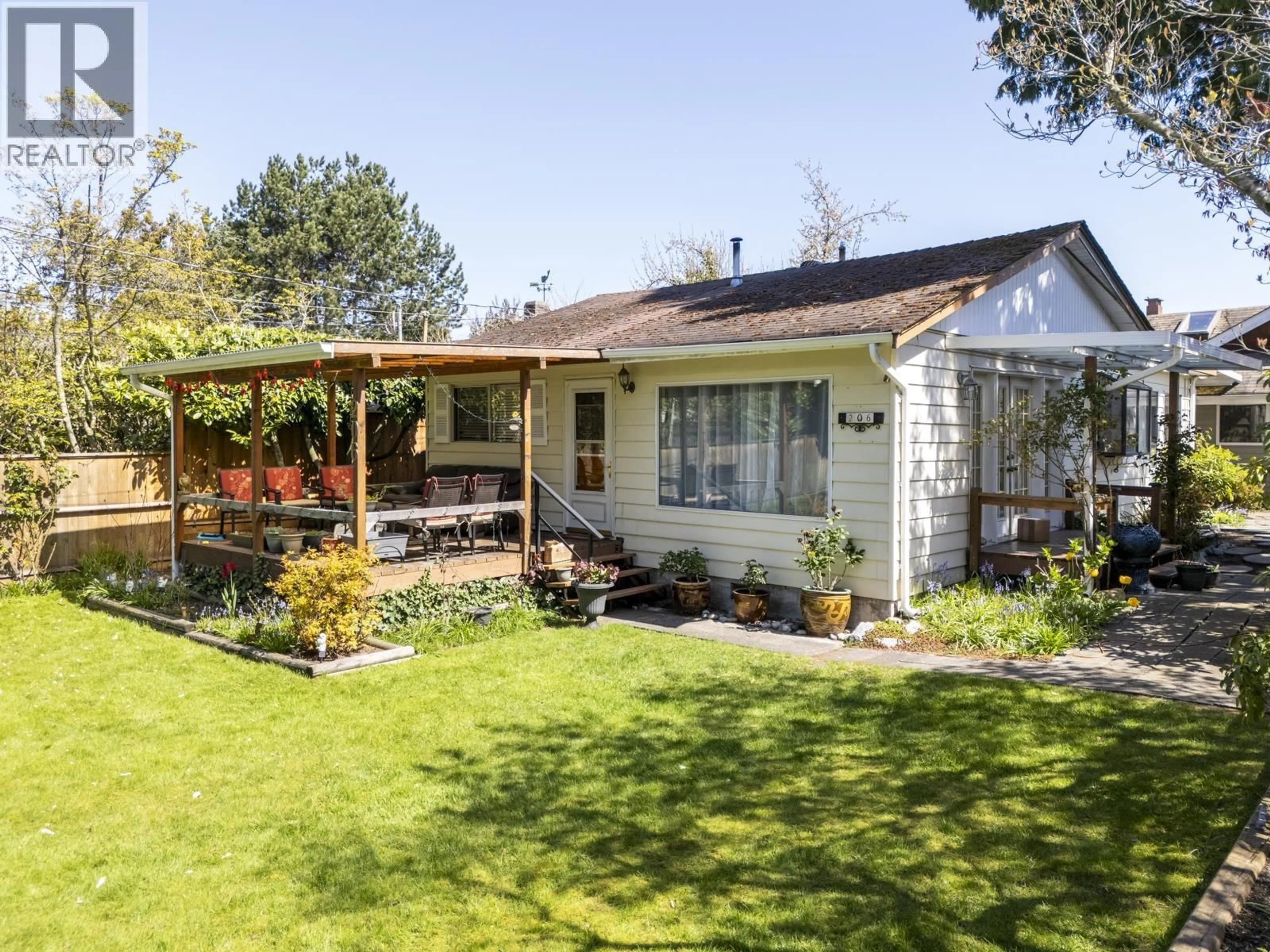 A pic from outside/outdoor area/front of a property/back of a property/a pic from drone, street for 206 66A STREET, Delta British Columbia V4L1M5