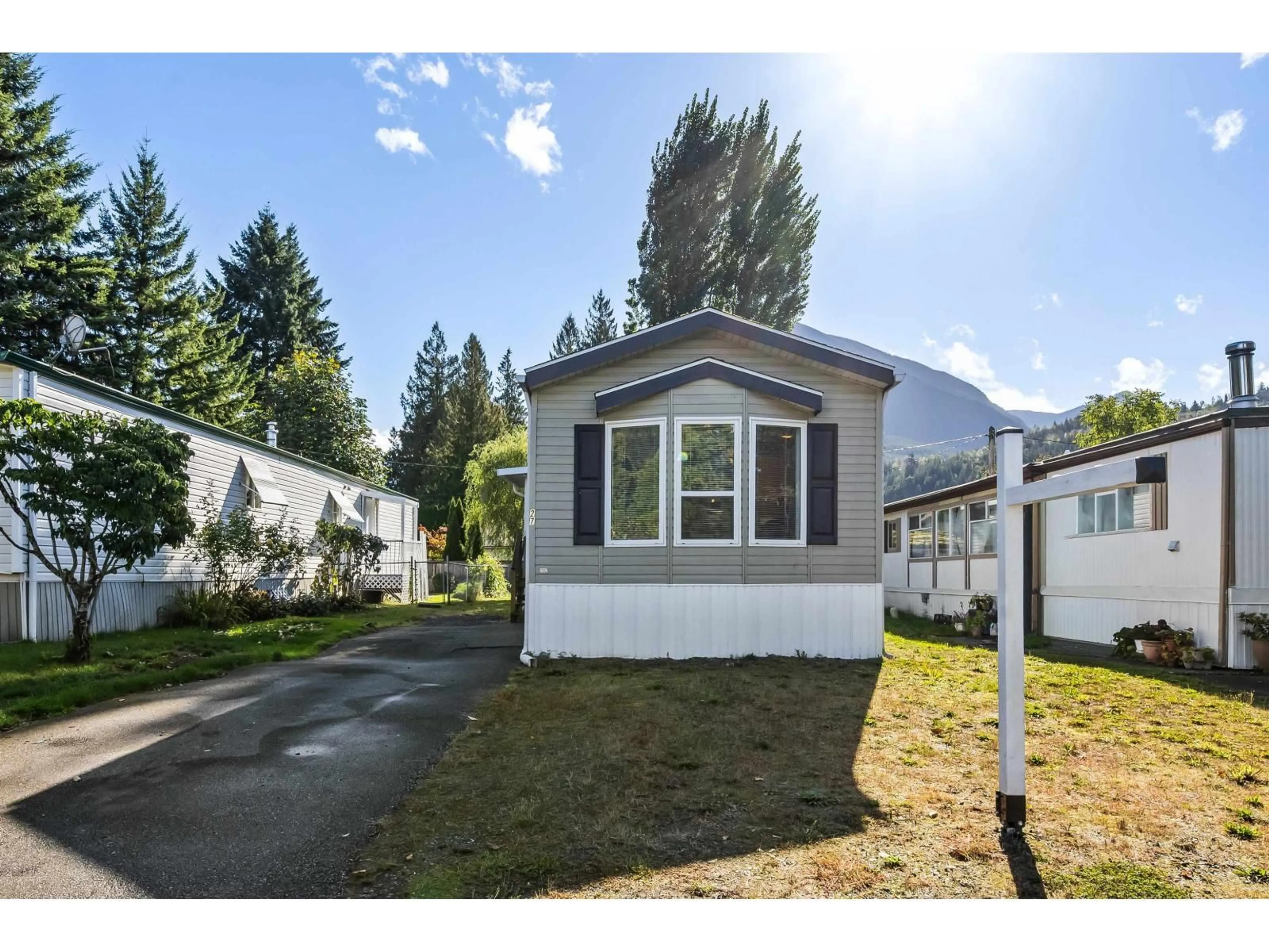 Home with vinyl exterior material, street for 27 - 46484 CHILLIWACK LAKE ROAD, Chilliwack British Columbia V2R3R7