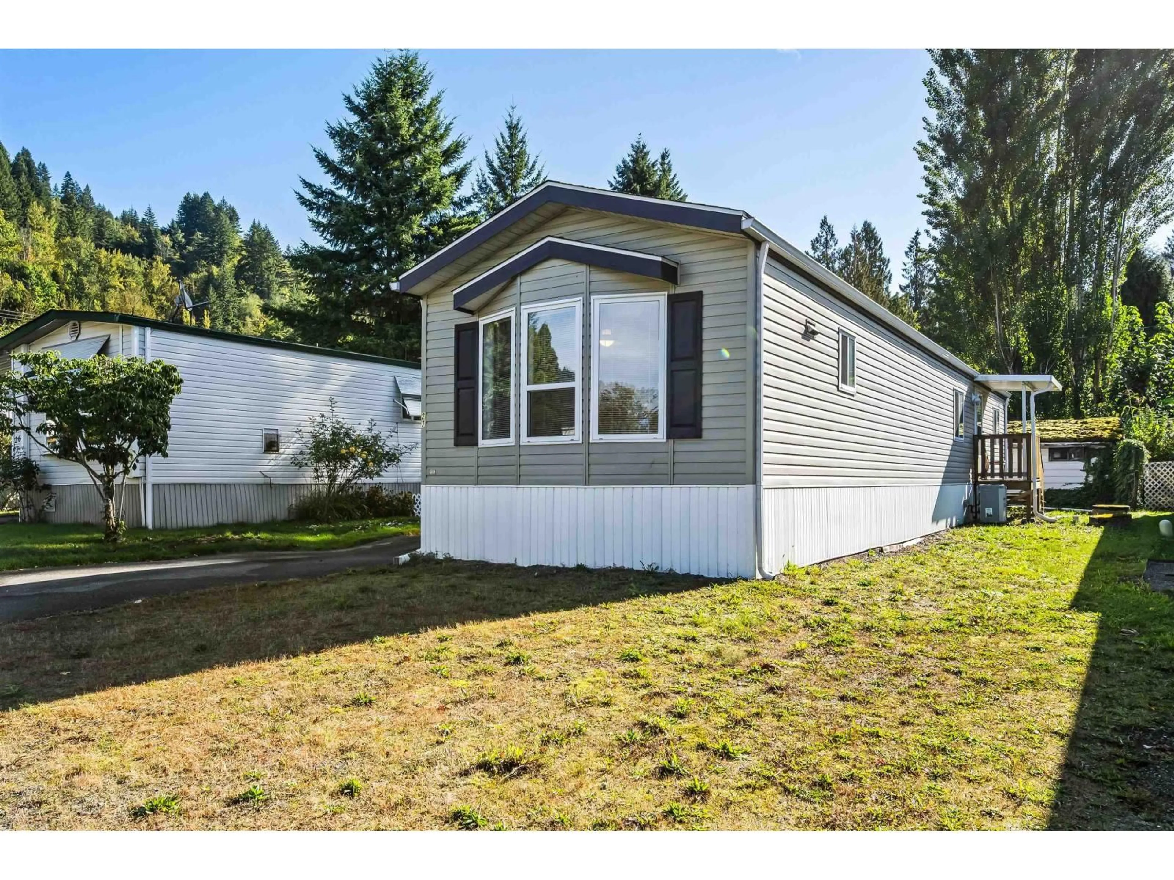 Home with vinyl exterior material, street for 27 - 46484 CHILLIWACK LAKE ROAD, Chilliwack British Columbia V2R3R7