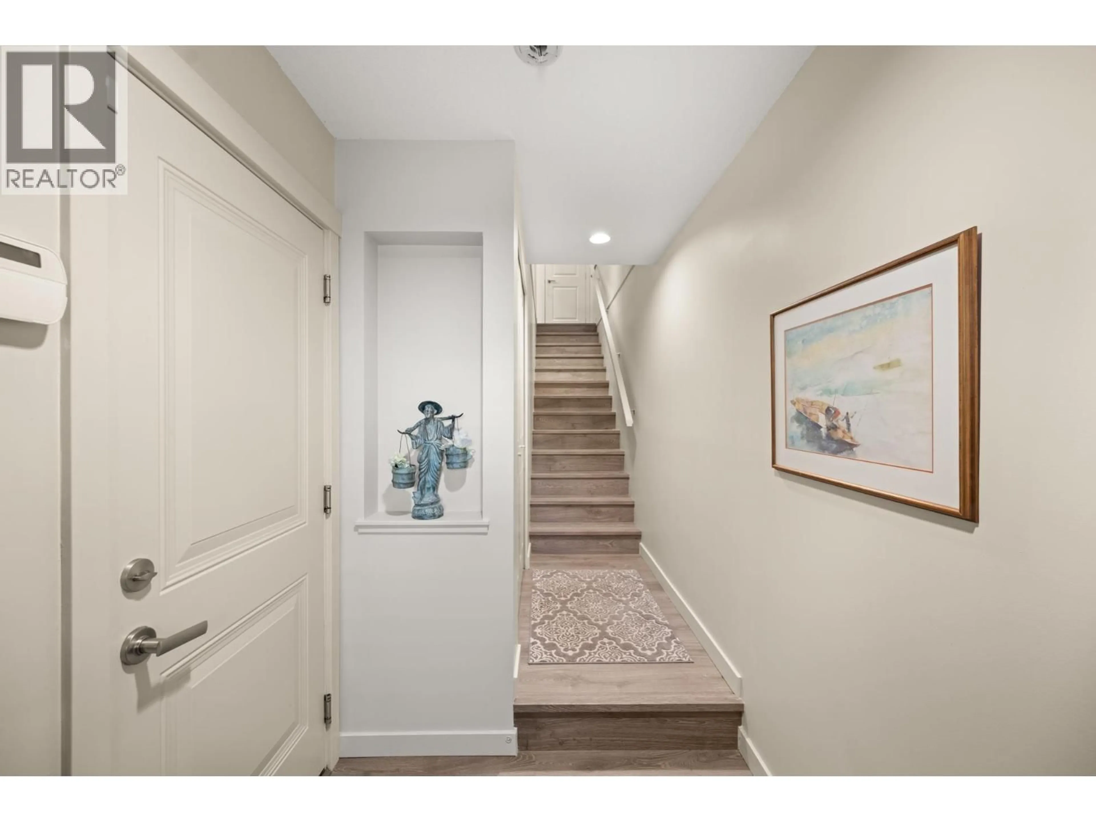 Indoor entryway for 18 - 3461 PRINCETON AVENUE, Coquitlam British Columbia V3E0M2