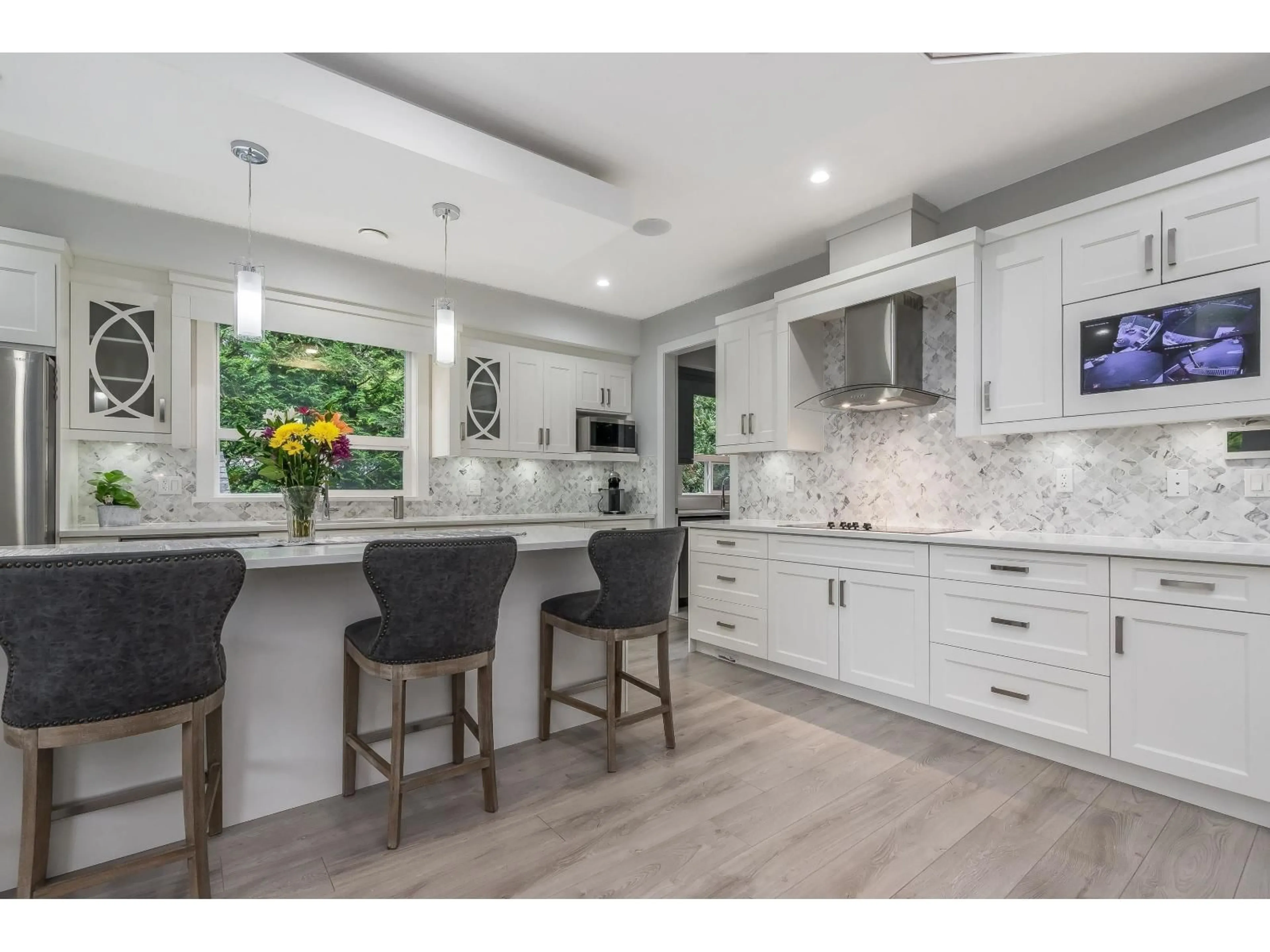 Open concept kitchen, ceramic/tile floor for 2 - 22963 FRASER, Langley British Columbia V2Z2T3