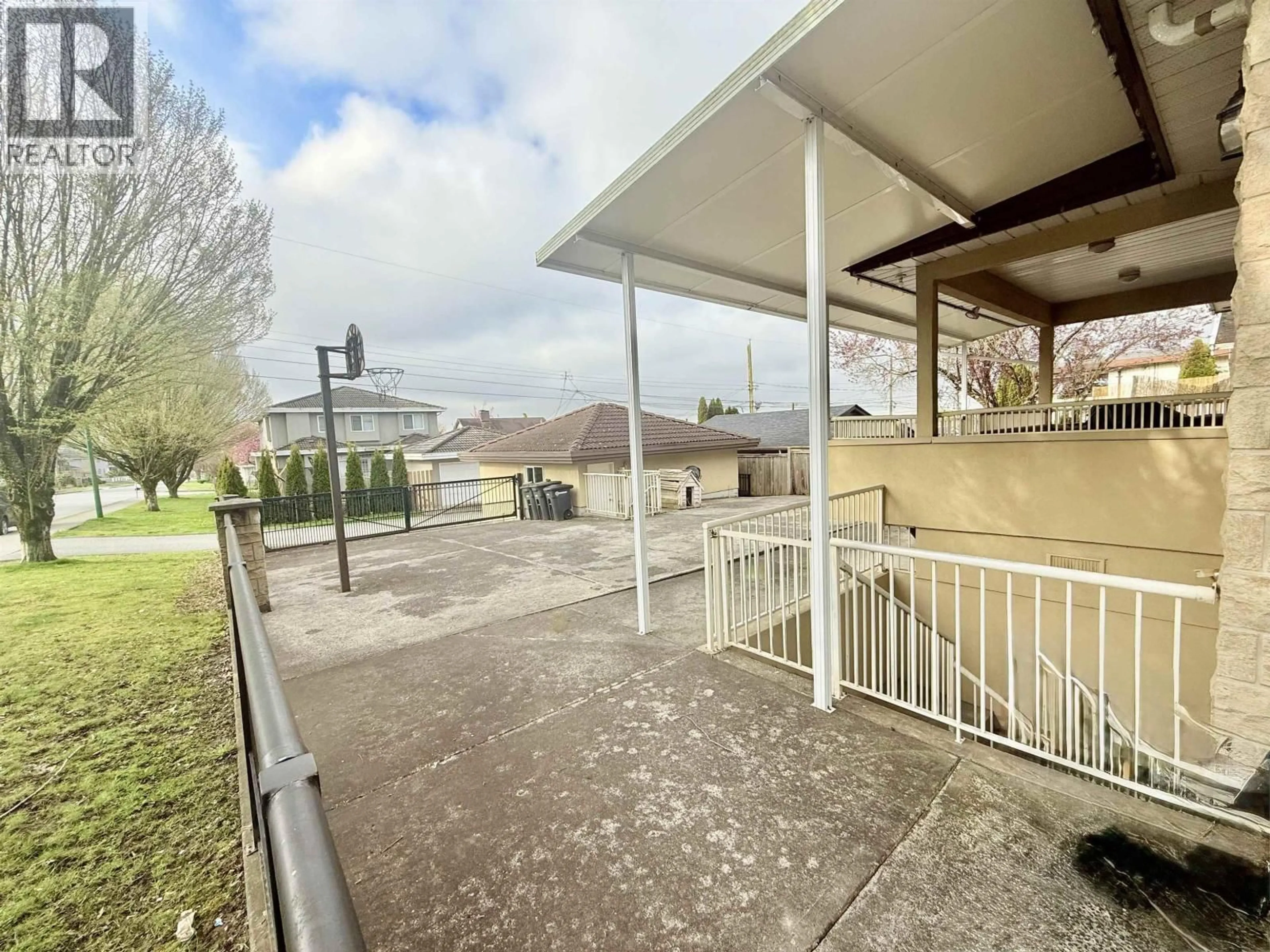 Patio, street for 733 MACDONALD AVENUE, Burnaby British Columbia V5C6N6