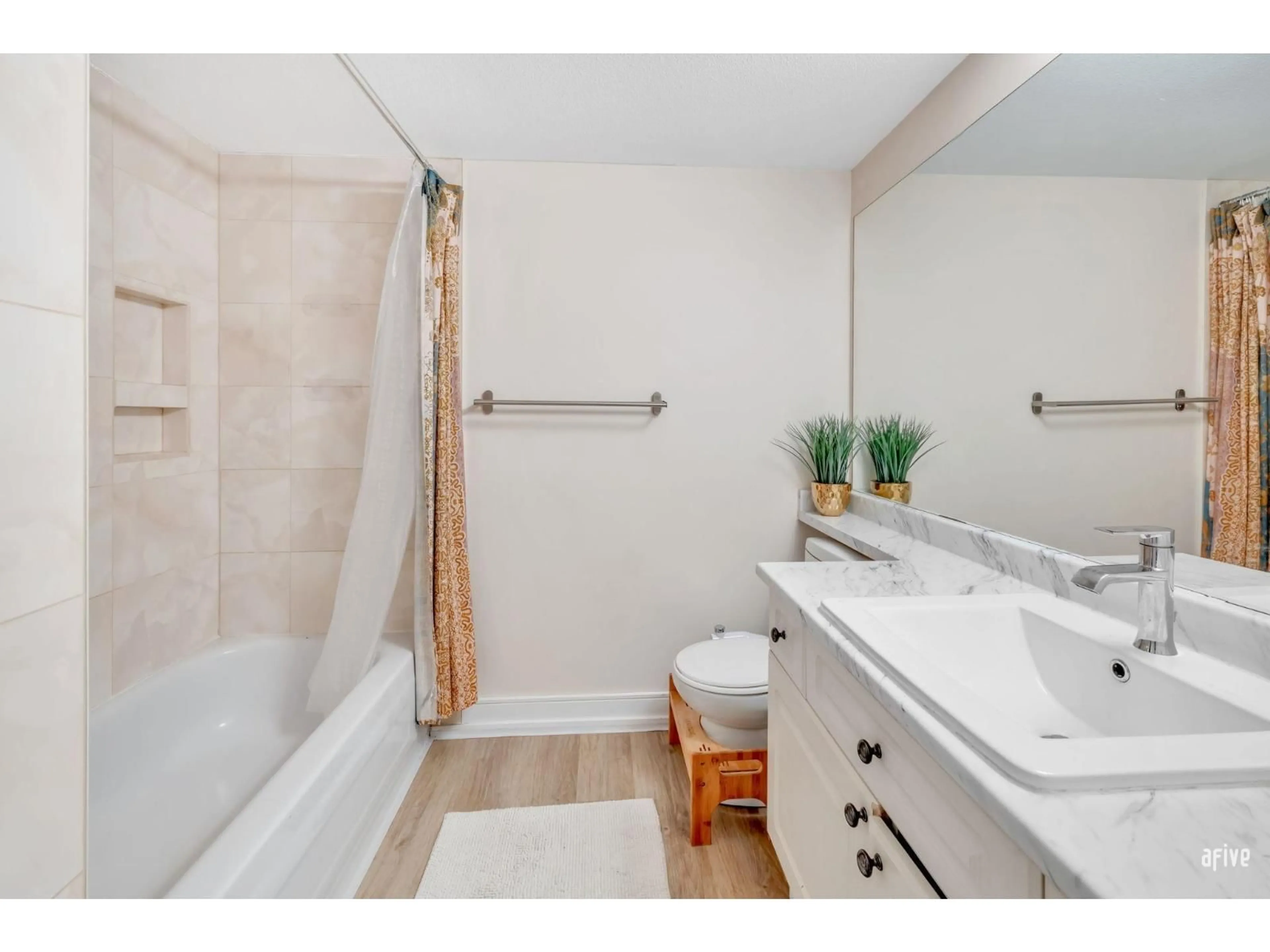 Standard bathroom, ceramic/tile floor for 232 - 13900 HYLAND, Surrey British Columbia V3W1K4