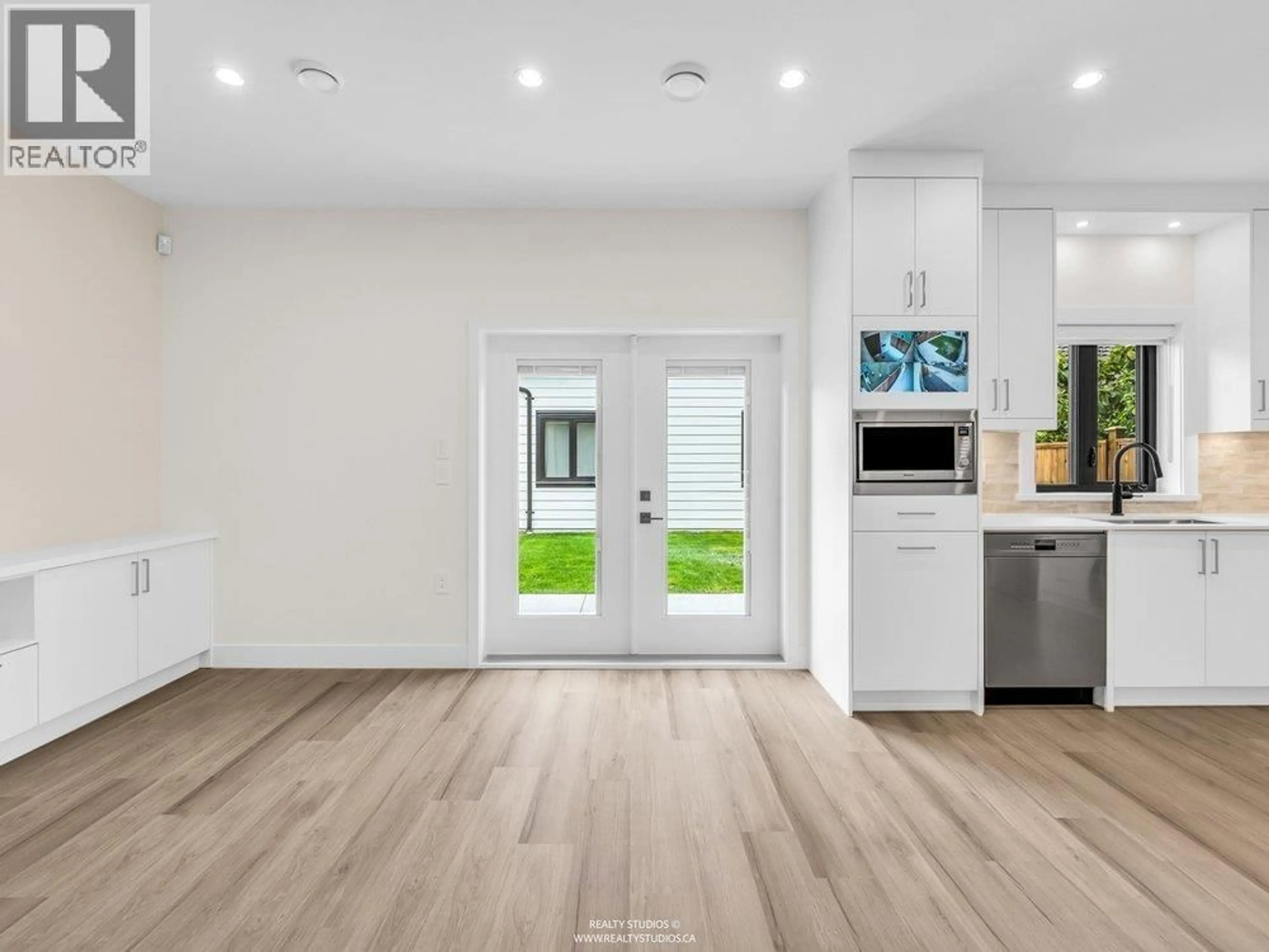 Open concept kitchen, wood/laminate floor for 2 - 4257 KNIGHT STREET, Vancouver British Columbia V5N3M3