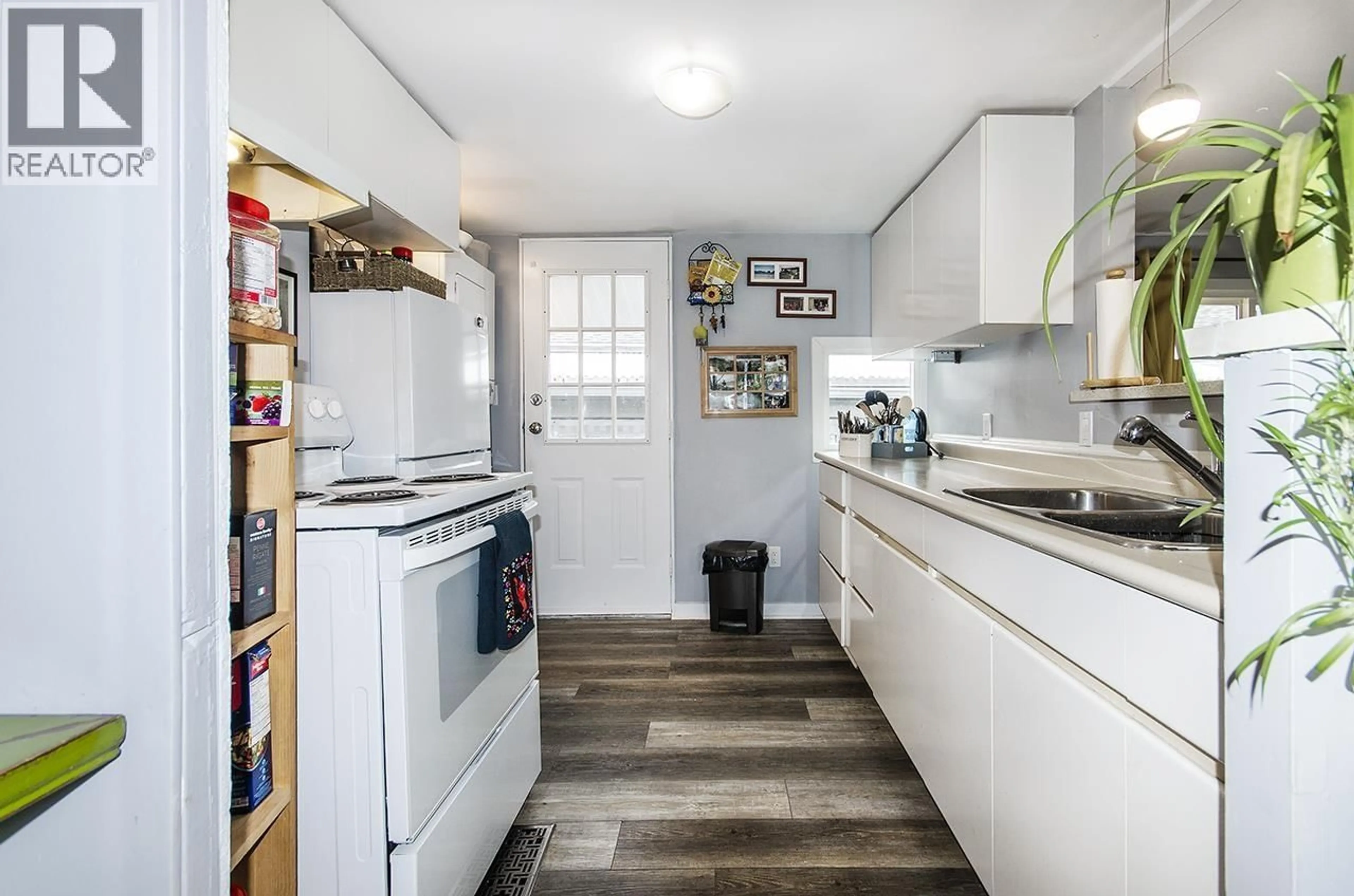Standard kitchen, unknown for 286 TYEE DRIVE, West Vancouver British Columbia V7P1C7
