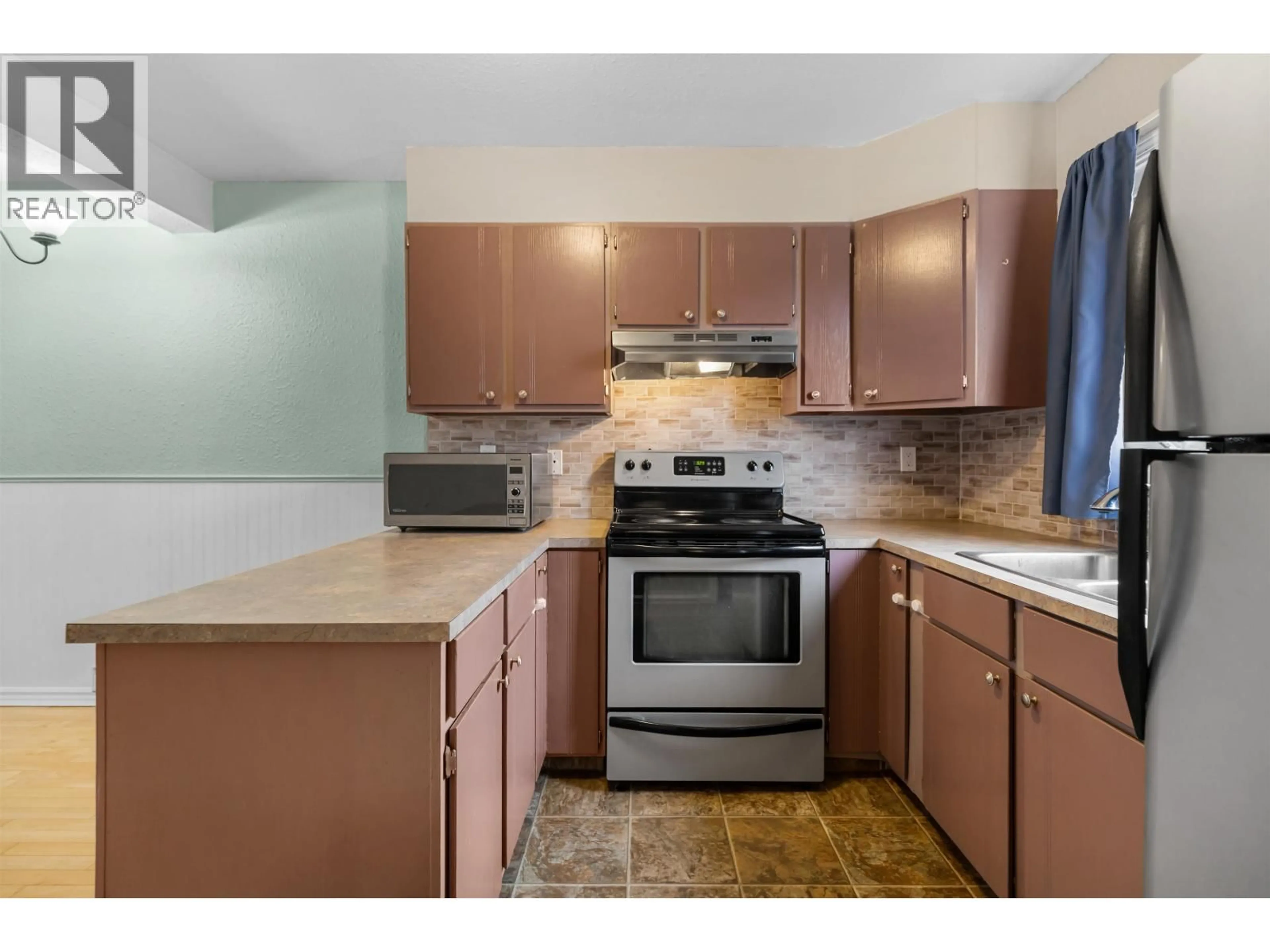 Standard kitchen, unknown for 114 - 199 OSPIKA BOULEVARD, Prince George British Columbia V2M6A6