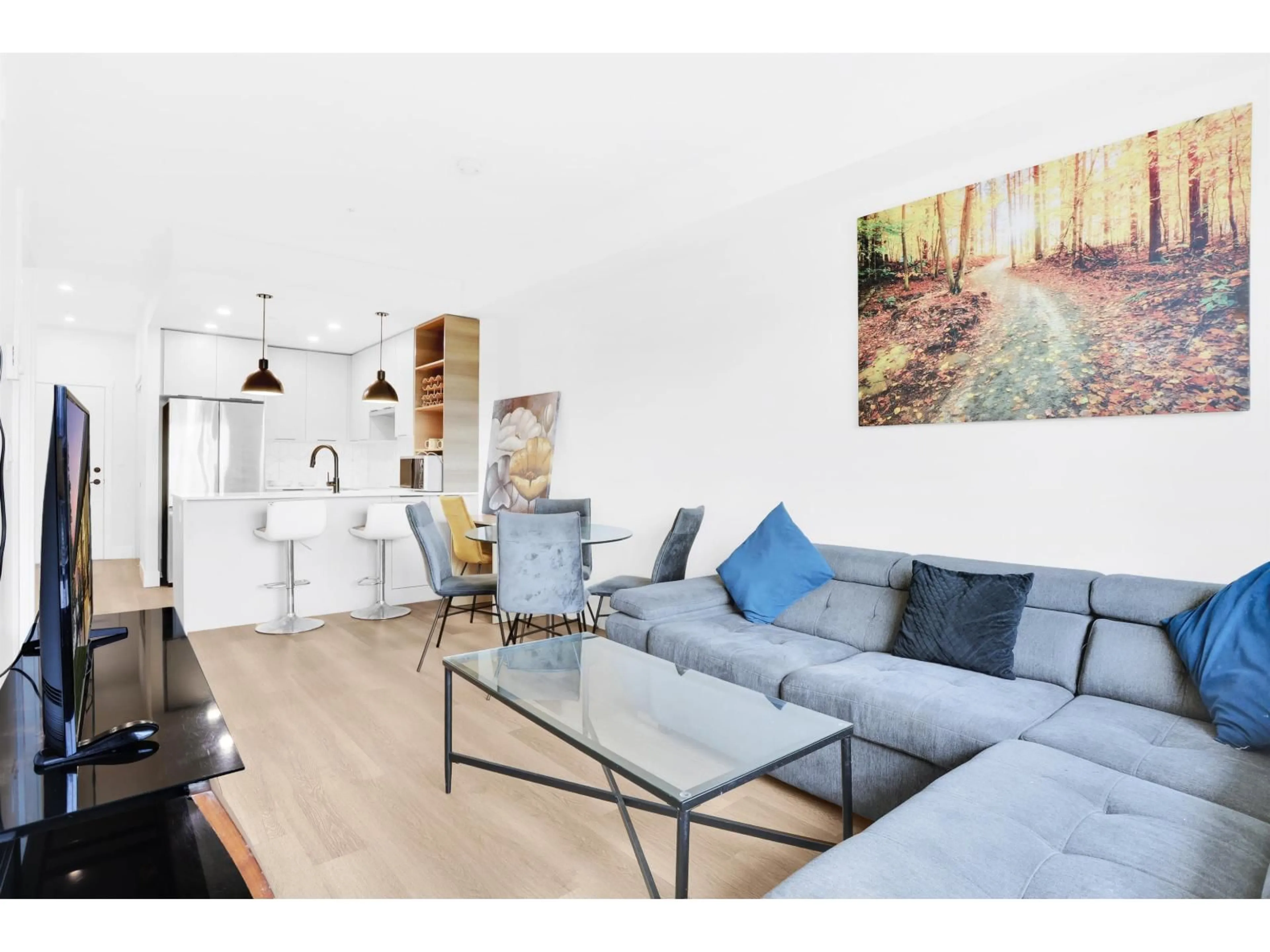 Living room with furniture, wood/laminate floor for 611 - 10778 138, Surrey British Columbia V3T4K8