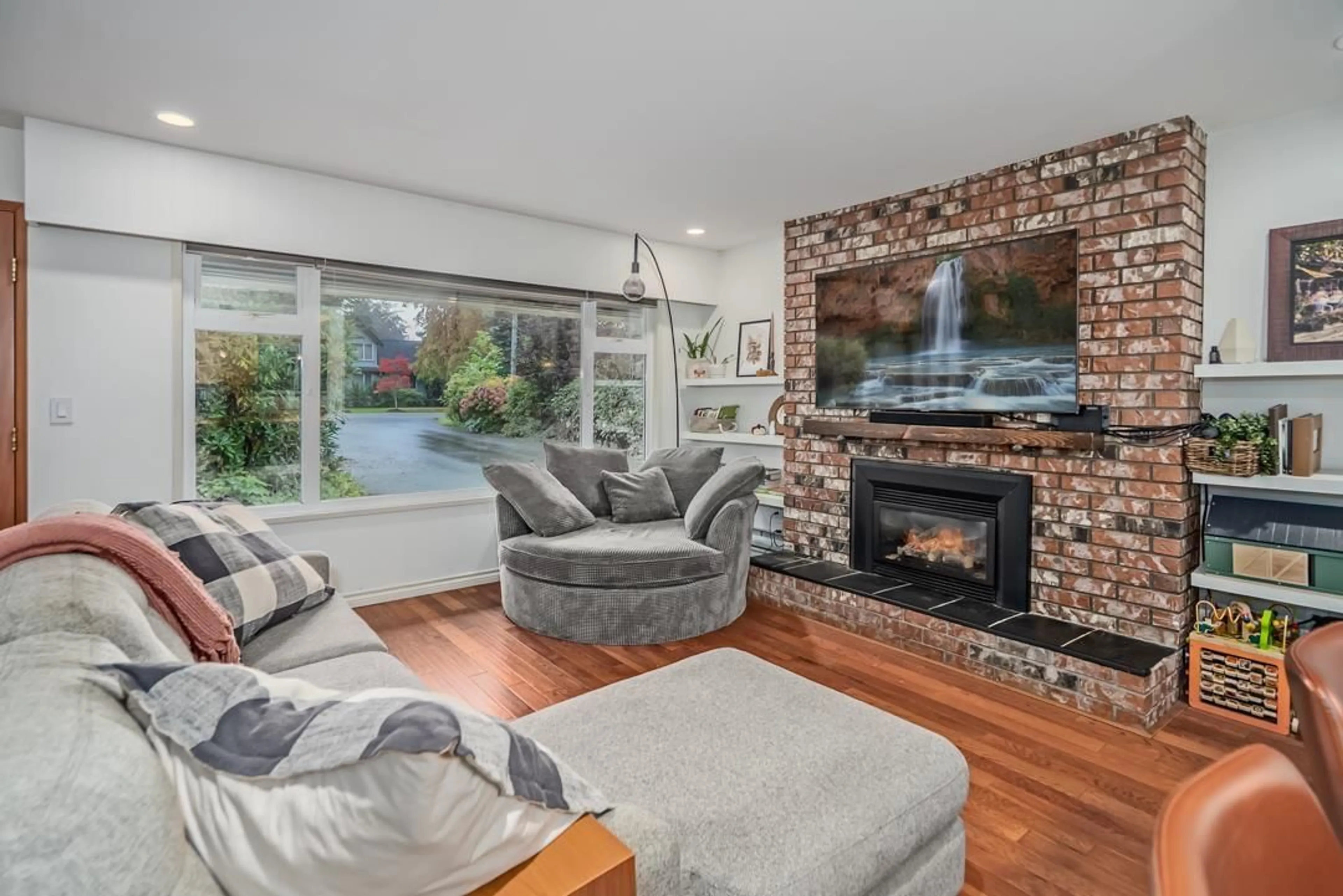 Living room with furniture, unknown for 8993 NASH, Langley British Columbia V1M2S3
