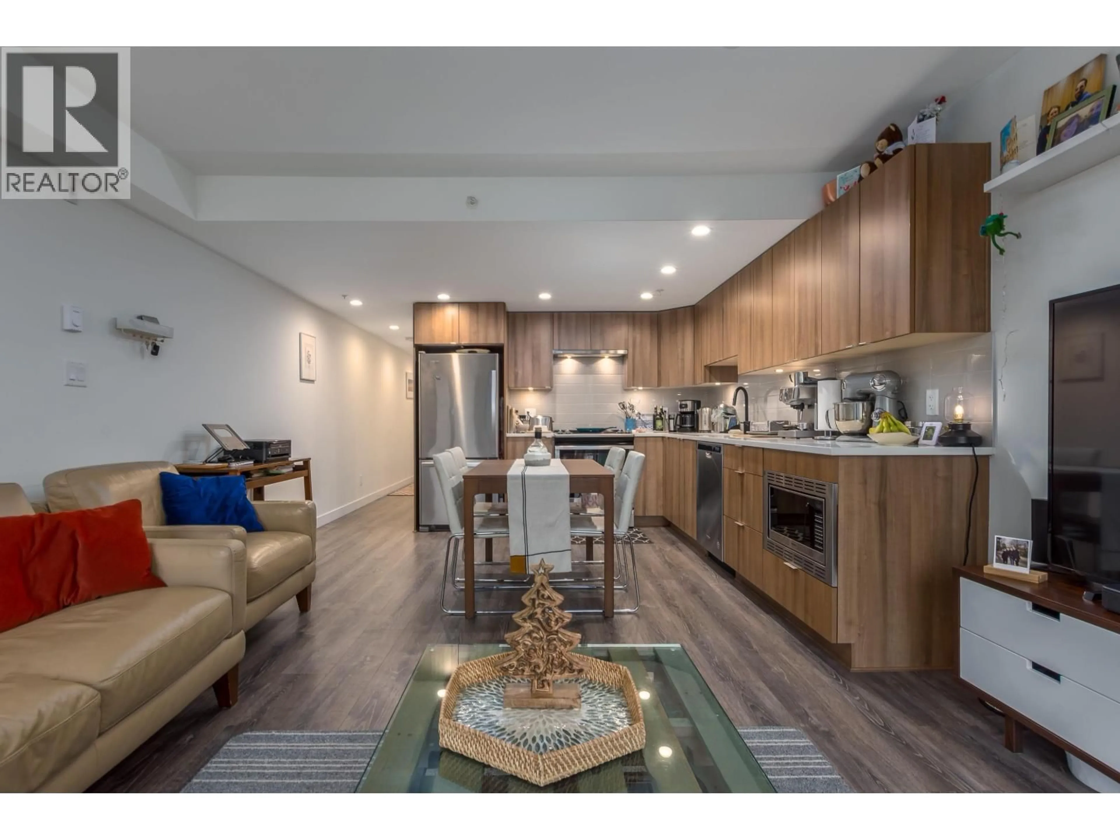 Open concept kitchen, wood/laminate floor for 304 - 1365 PEMBERTON AVENUE, Squamish British Columbia V8B1B7
