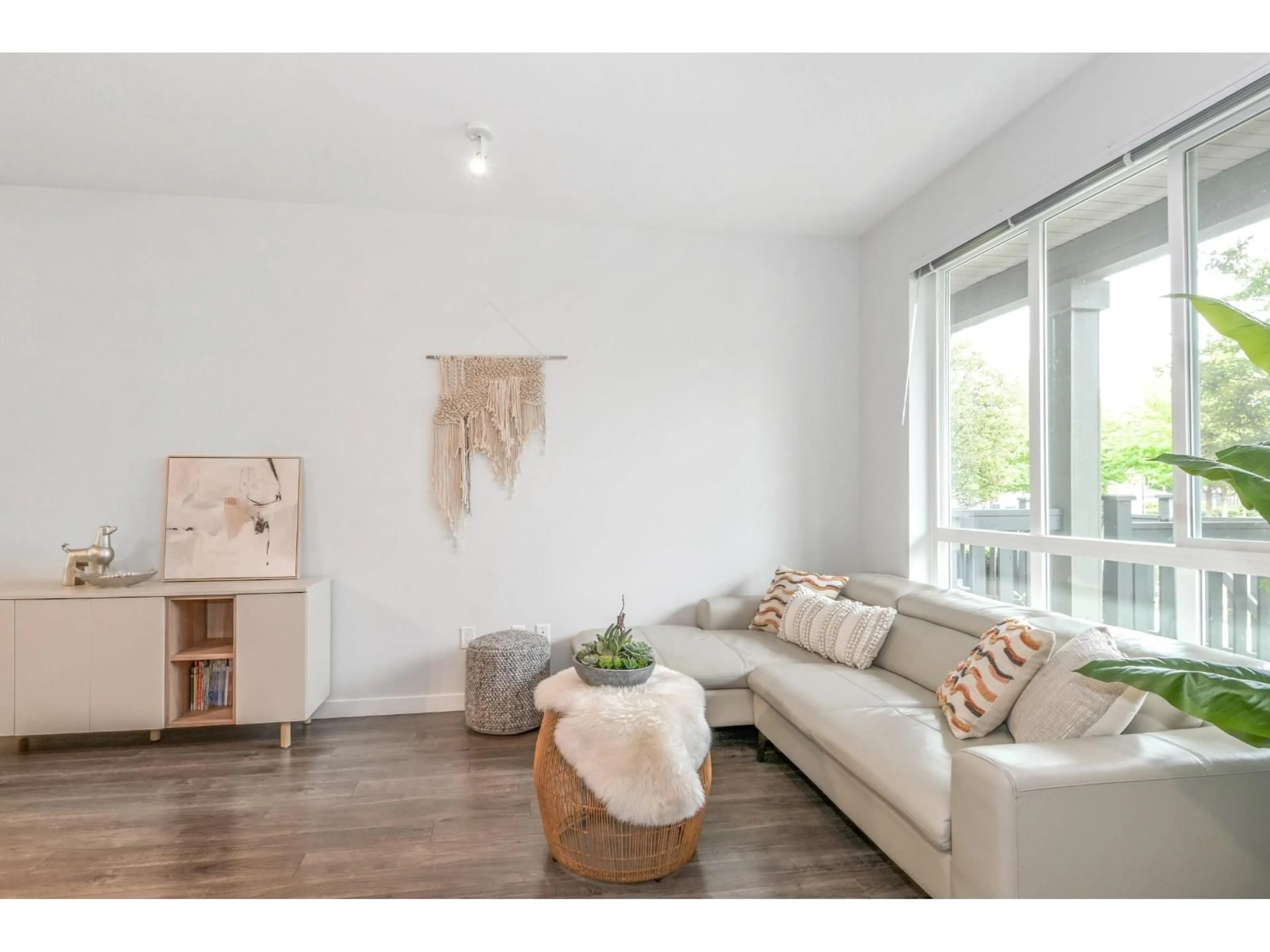 Living room with furniture, wood/laminate floor for 37 - 30930 WESTRIDGE, Abbotsford British Columbia V2T0H6