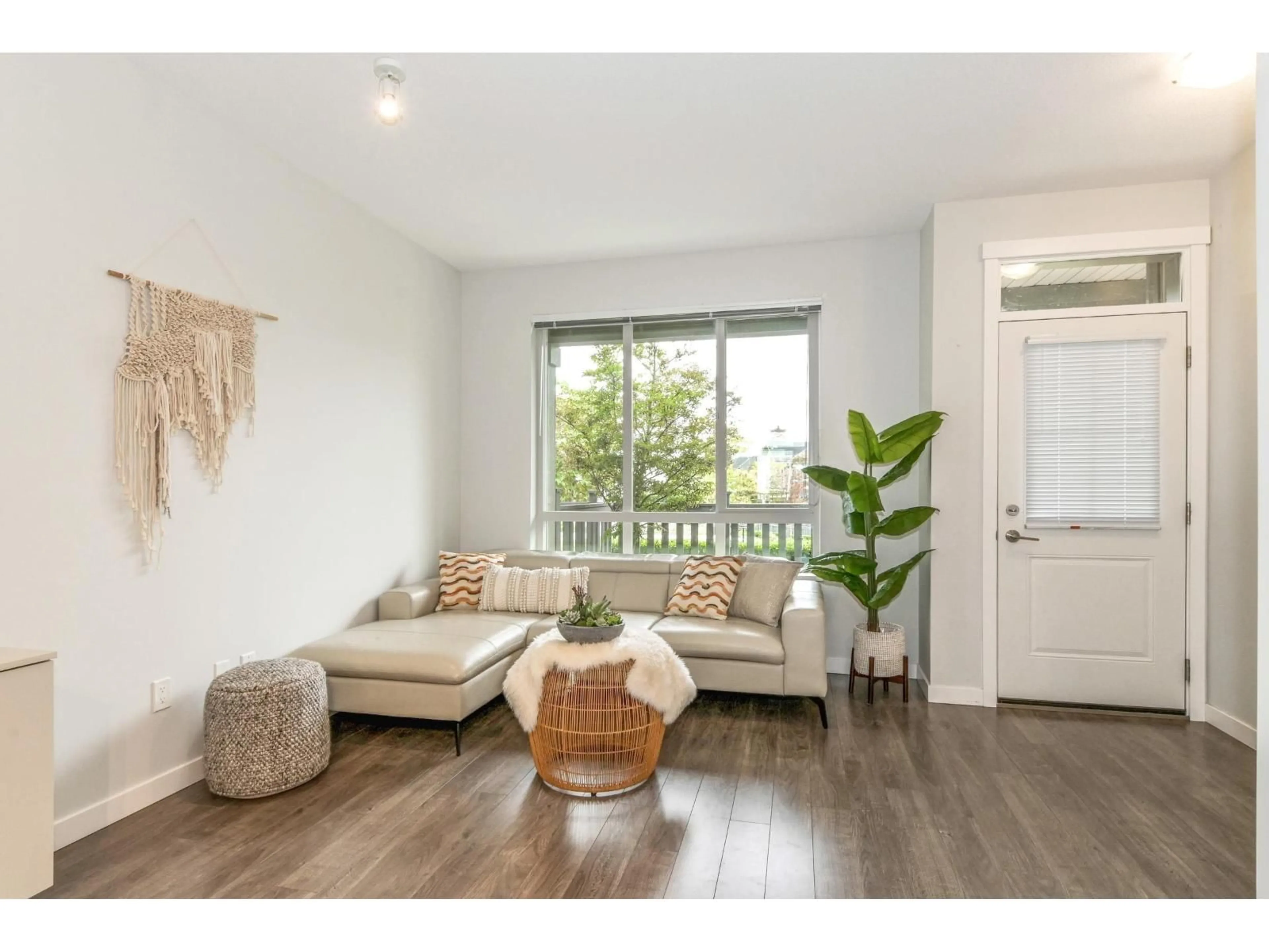 Living room with furniture, wood/laminate floor for 37 - 30930 WESTRIDGE, Abbotsford British Columbia V2T0H6