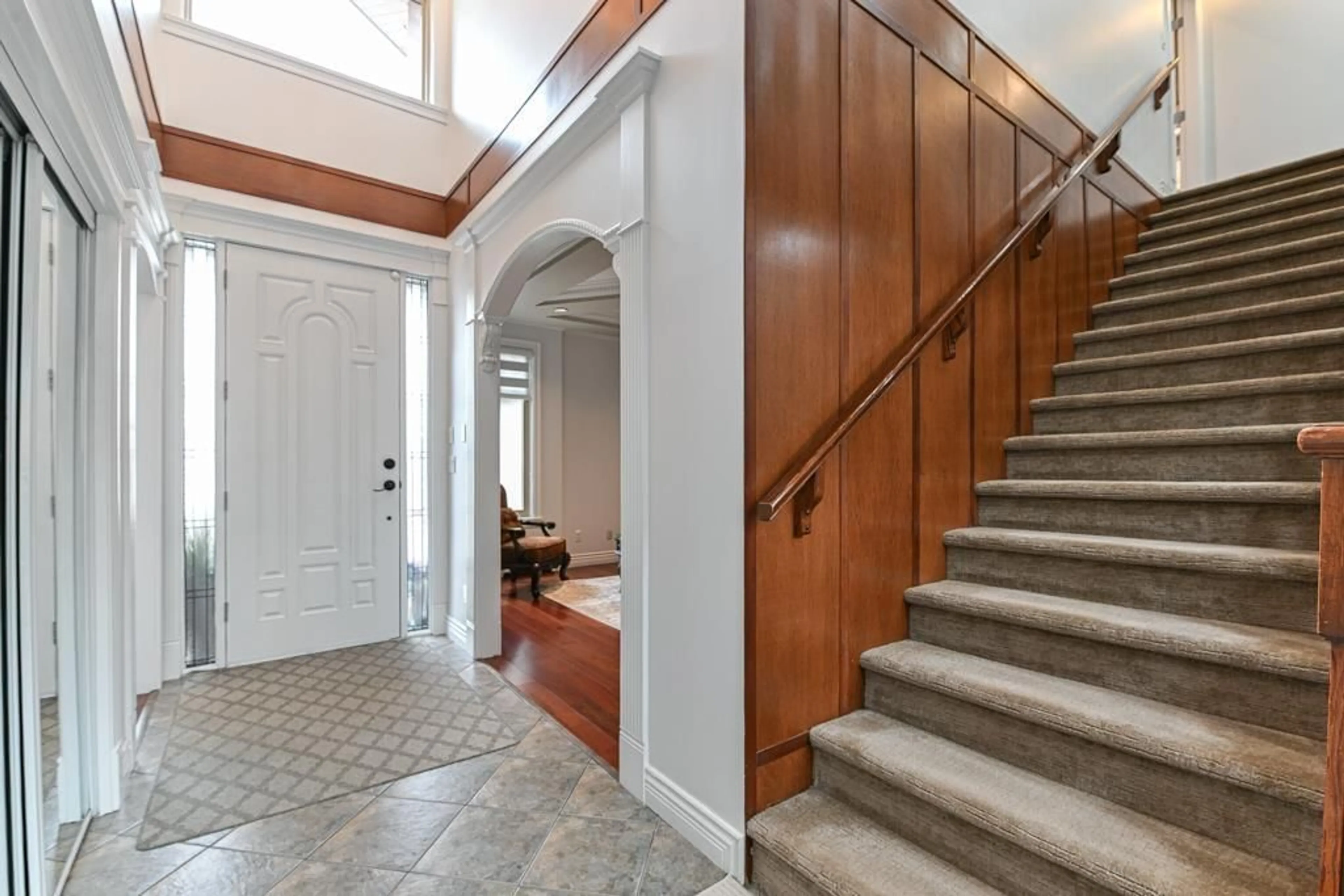 Indoor foyer for 31496 COUGAR, Abbotsford British Columbia V2T6M7