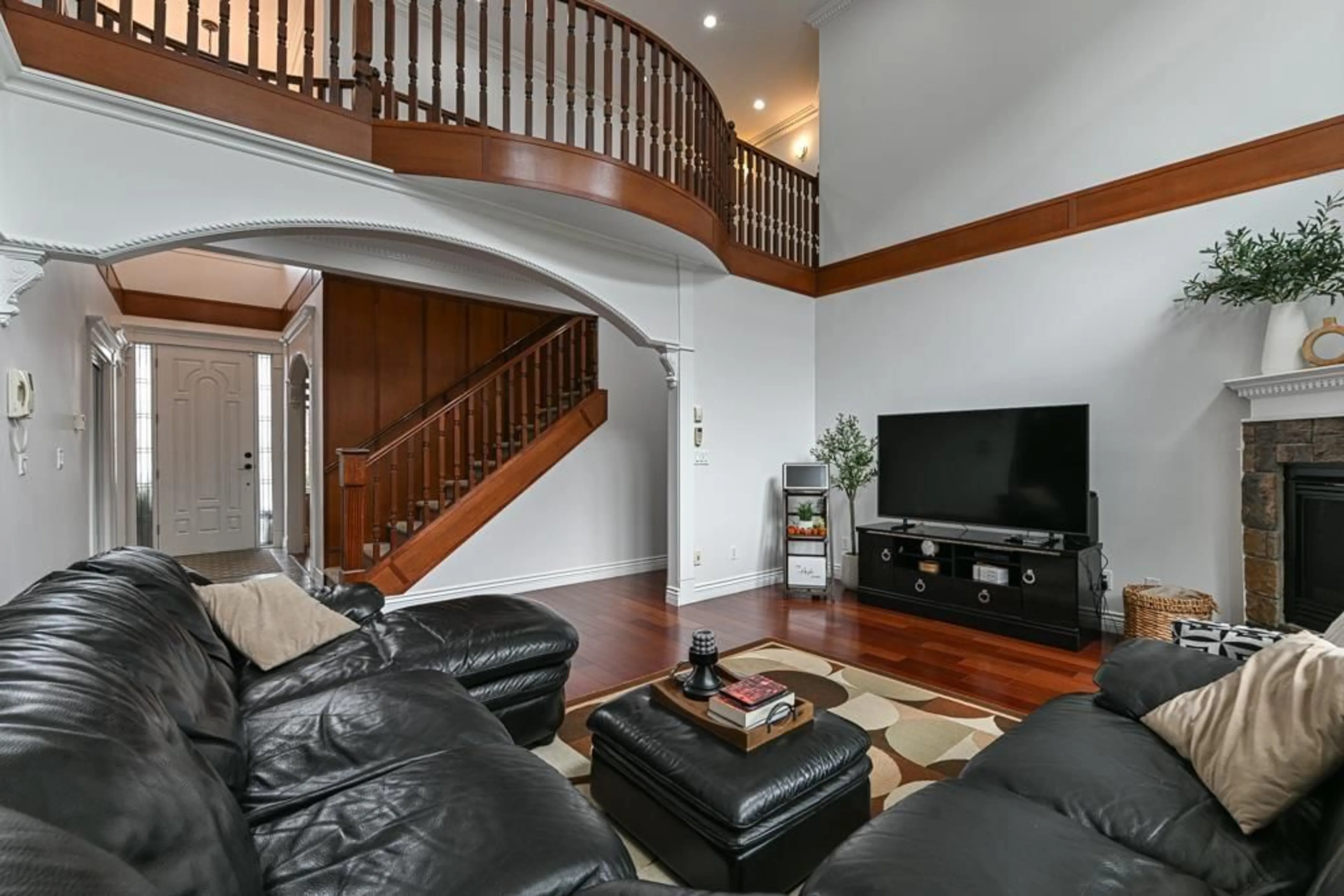 Living room with furniture, unknown for 31496 COUGAR, Abbotsford British Columbia V2T6M7