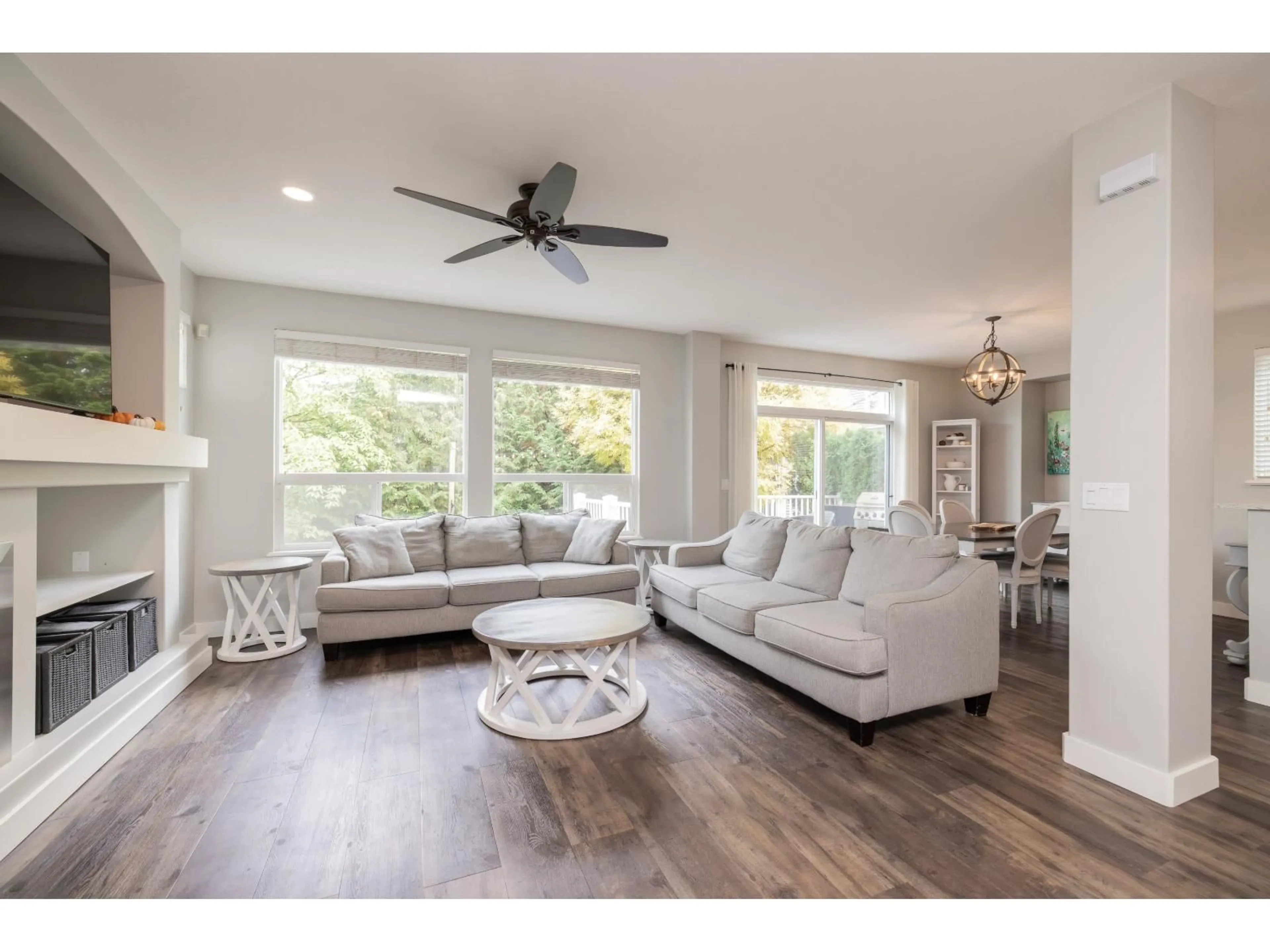 Living room with furniture, wood/laminate floor for 8418 209, Langley British Columbia V2Y0A3