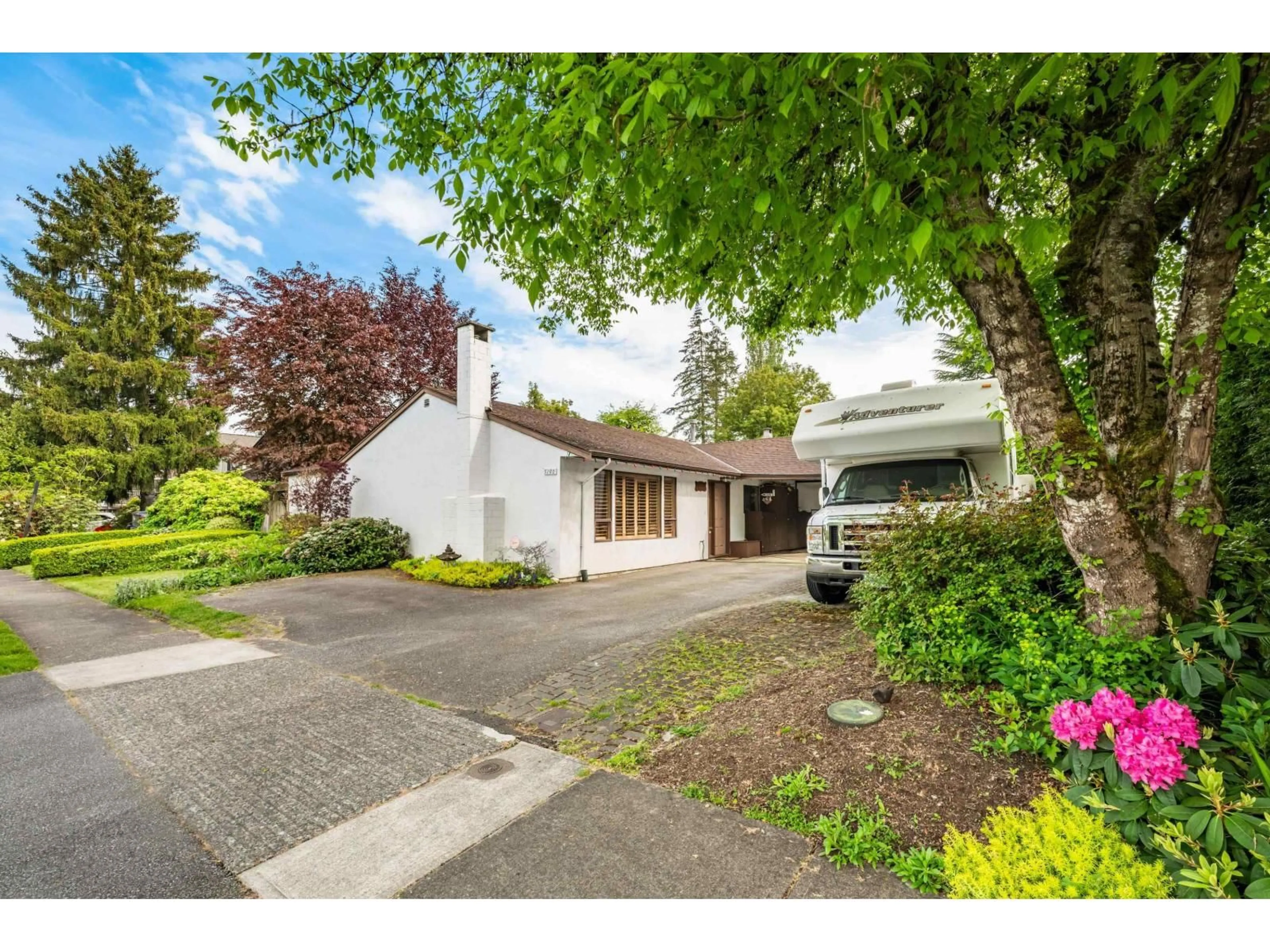 A pic from outside/outdoor area/front of a property/back of a property/a pic from drone, street for 5100 208, Langley British Columbia V3A2J5