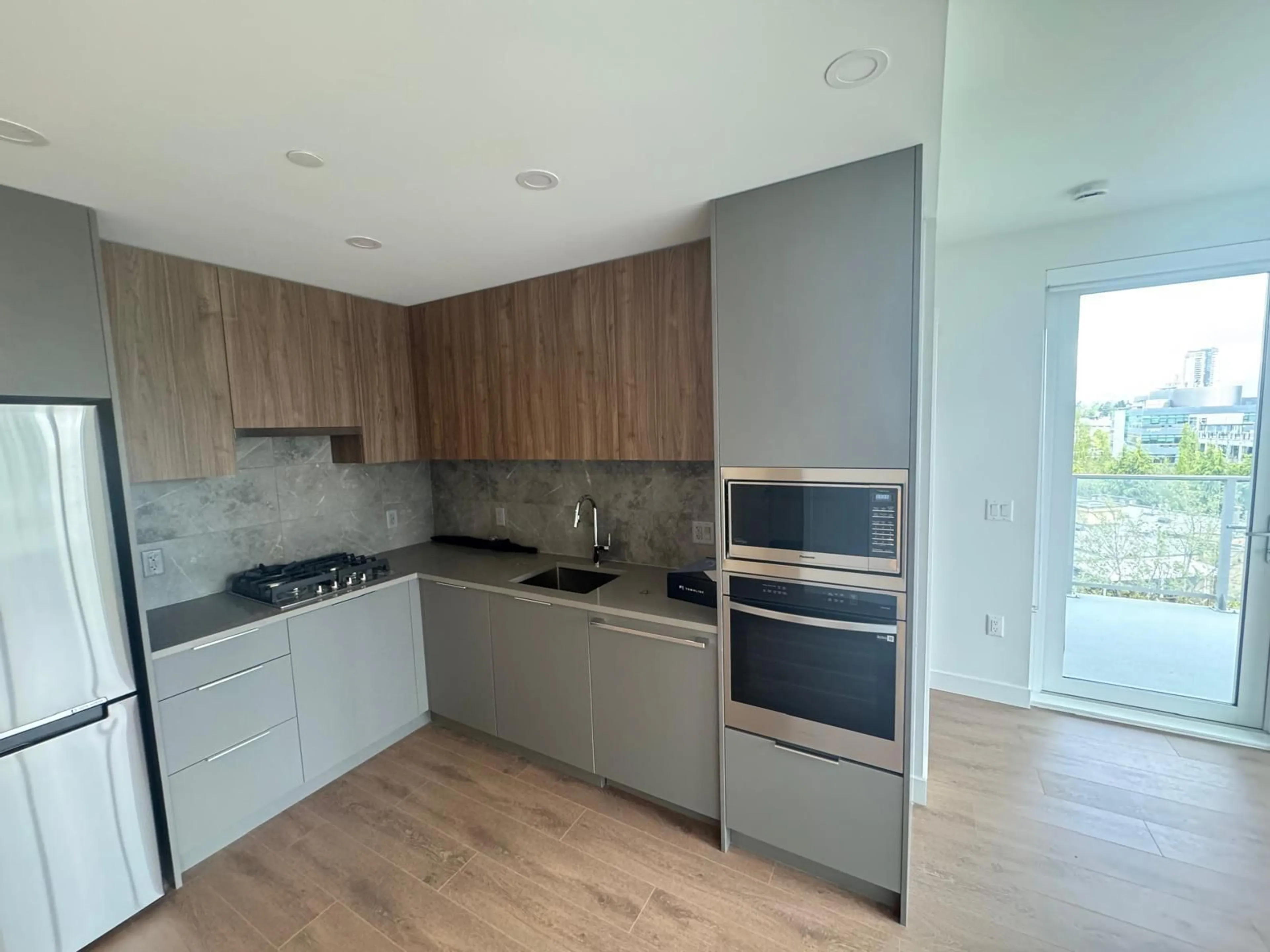 Open concept kitchen, wood/laminate floor for 502 - 13387 OLD YALE, Surrey British Columbia V3T0V6