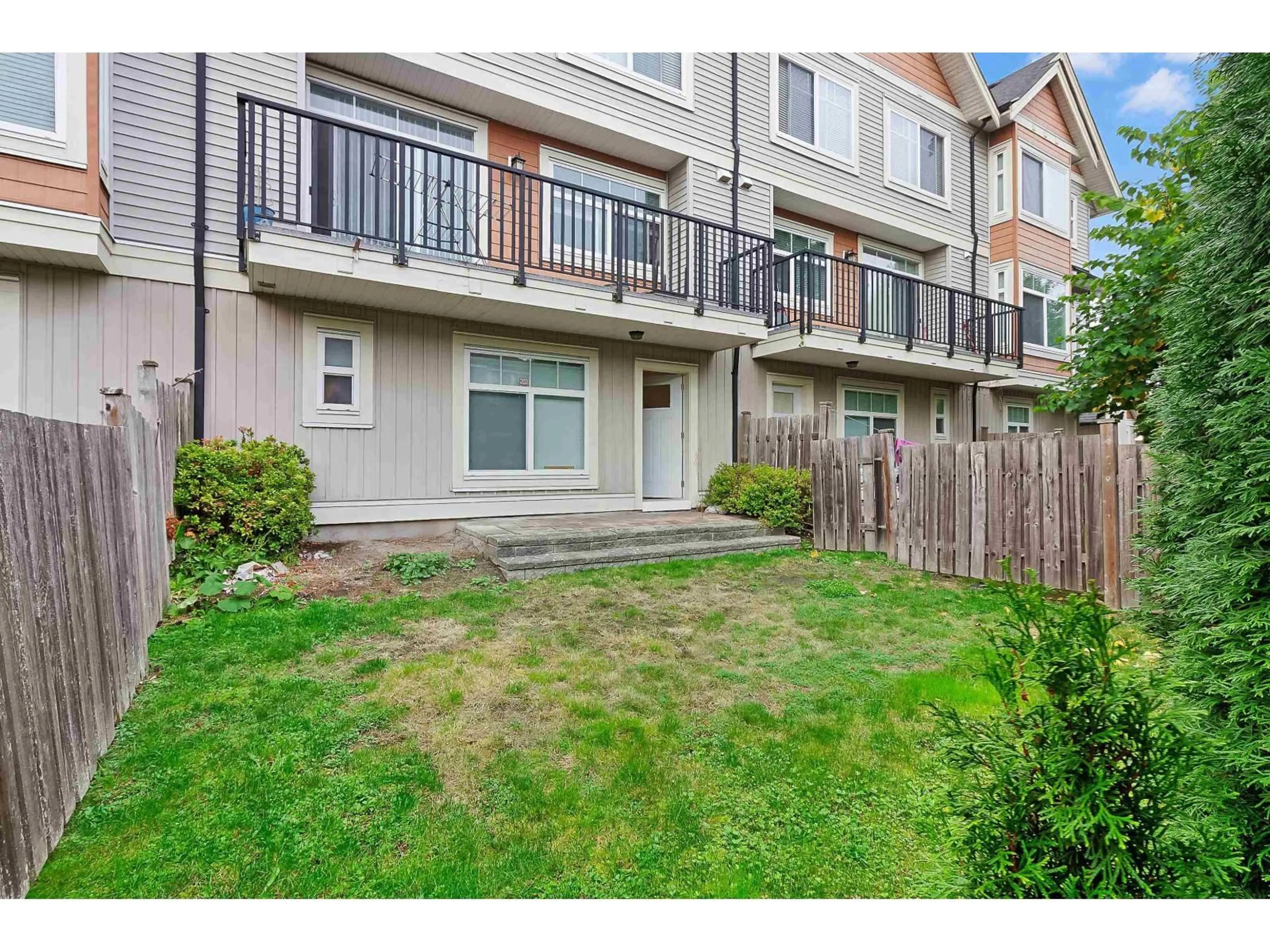 Patio, street for 24 - 12092 70, Surrey British Columbia V3W1A6