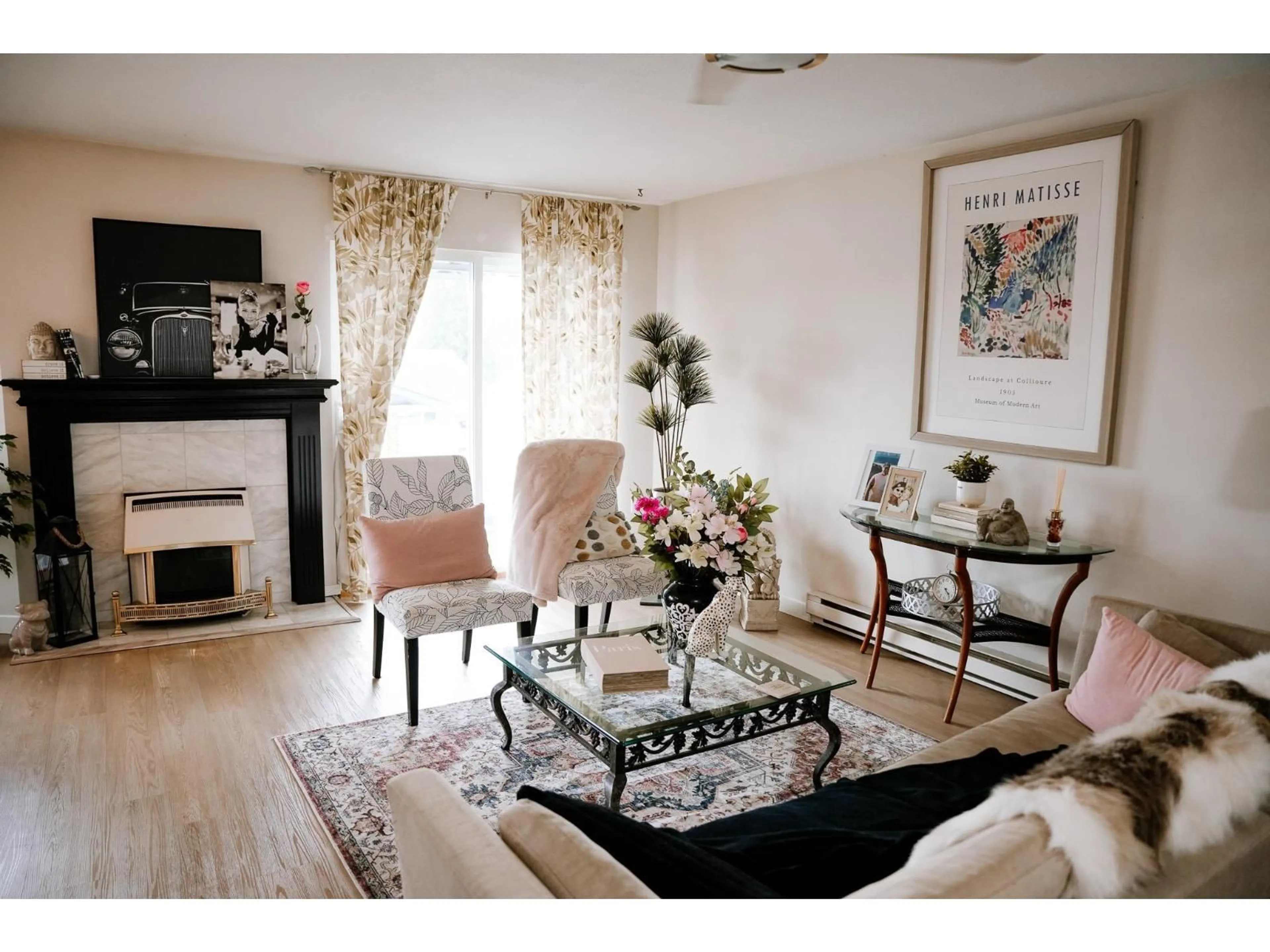 Living room with furniture, wood/laminate floor for 7 - 32752 4, Mission British Columbia V2V1R4