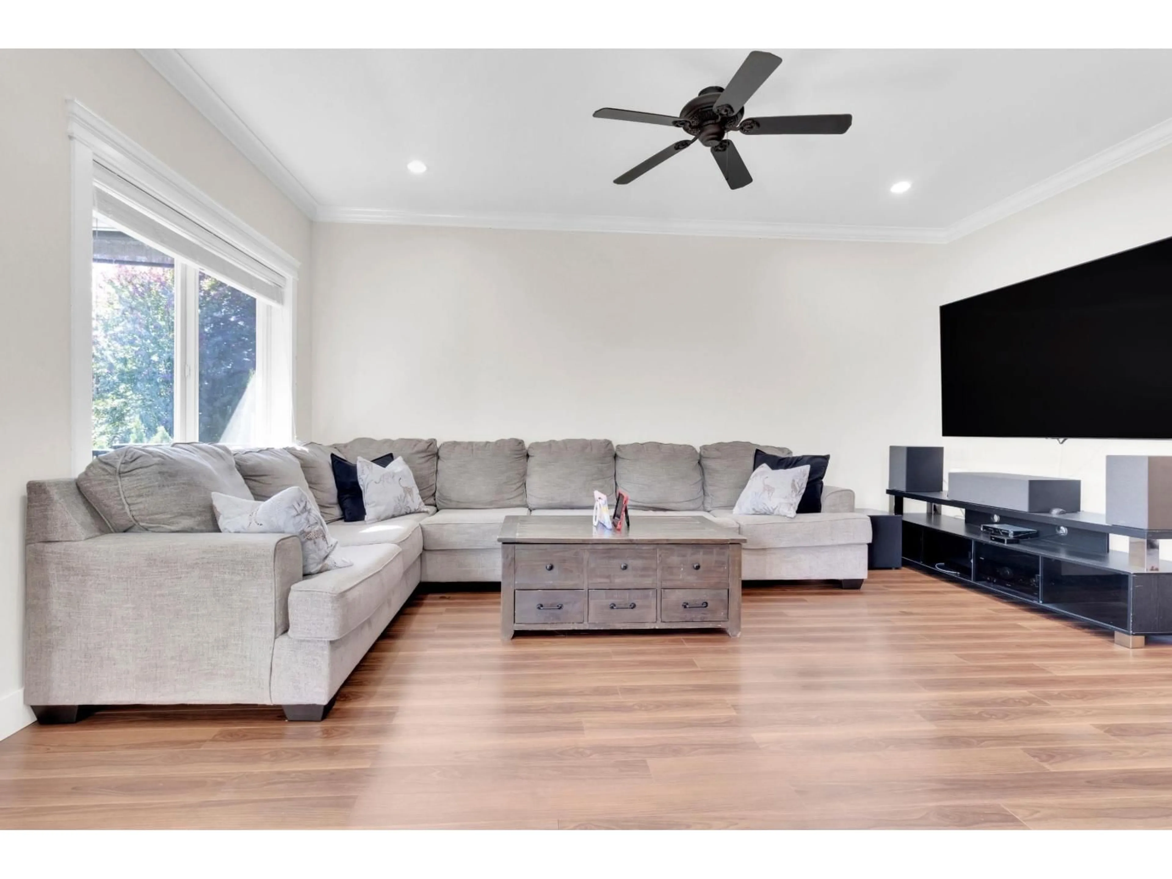 Living room with furniture, wood/laminate floor for 32514 ABERCROMBIE, Mission British Columbia V4S0B1