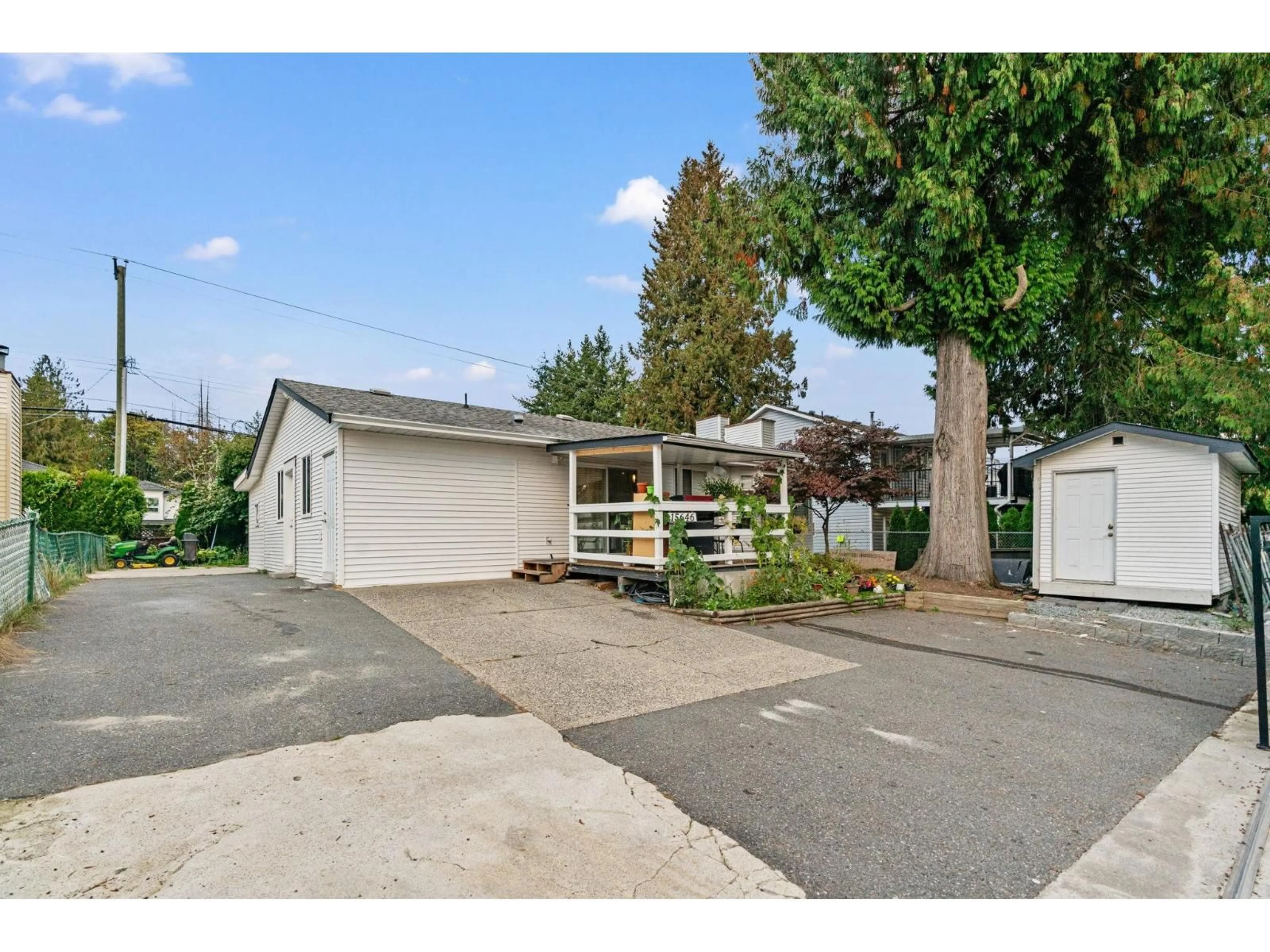 Indoor garage for 15646 96, Surrey British Columbia V4N2K9