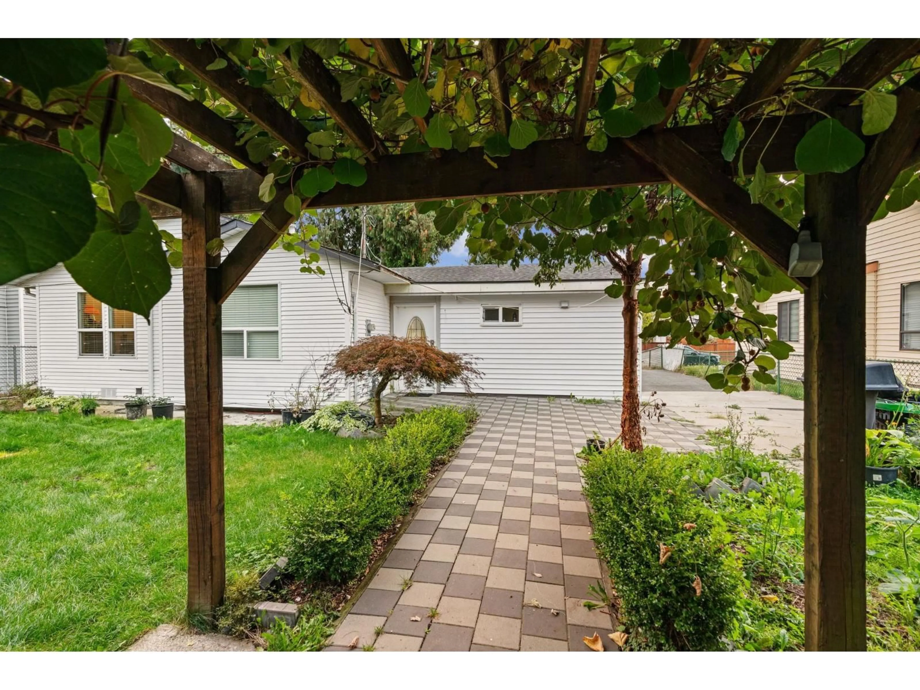 Patio, street for 15646 96, Surrey British Columbia V4N2K9