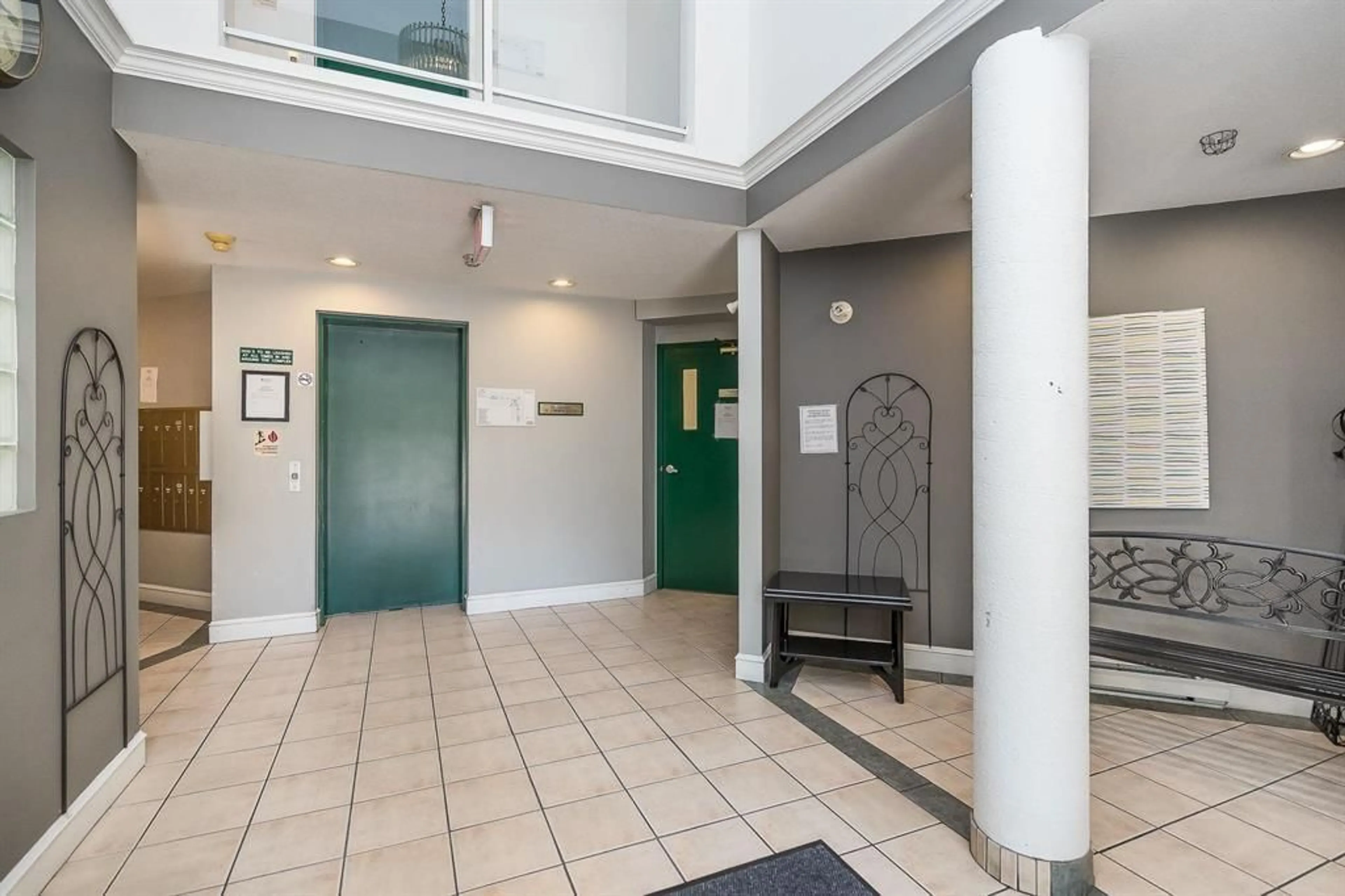 Indoor foyer for 108 - 31771 PEARDONVILLE, Abbotsford British Columbia V2T5S7