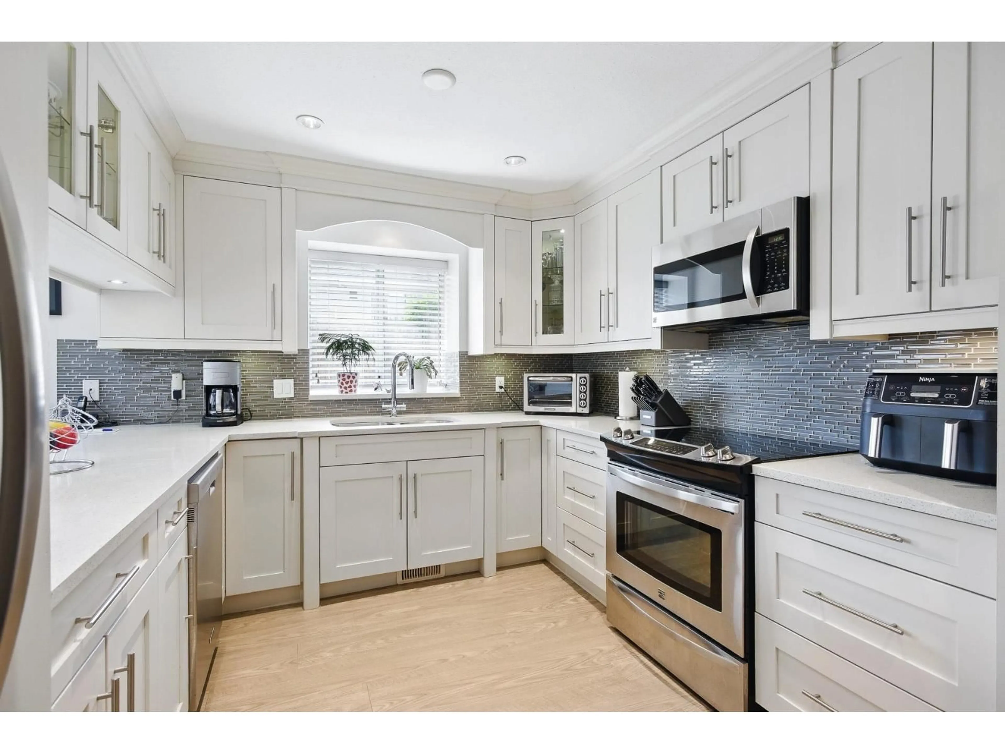 Open concept kitchen, ceramic/tile floor for 11441 SURREY, Surrey British Columbia V3R5T4