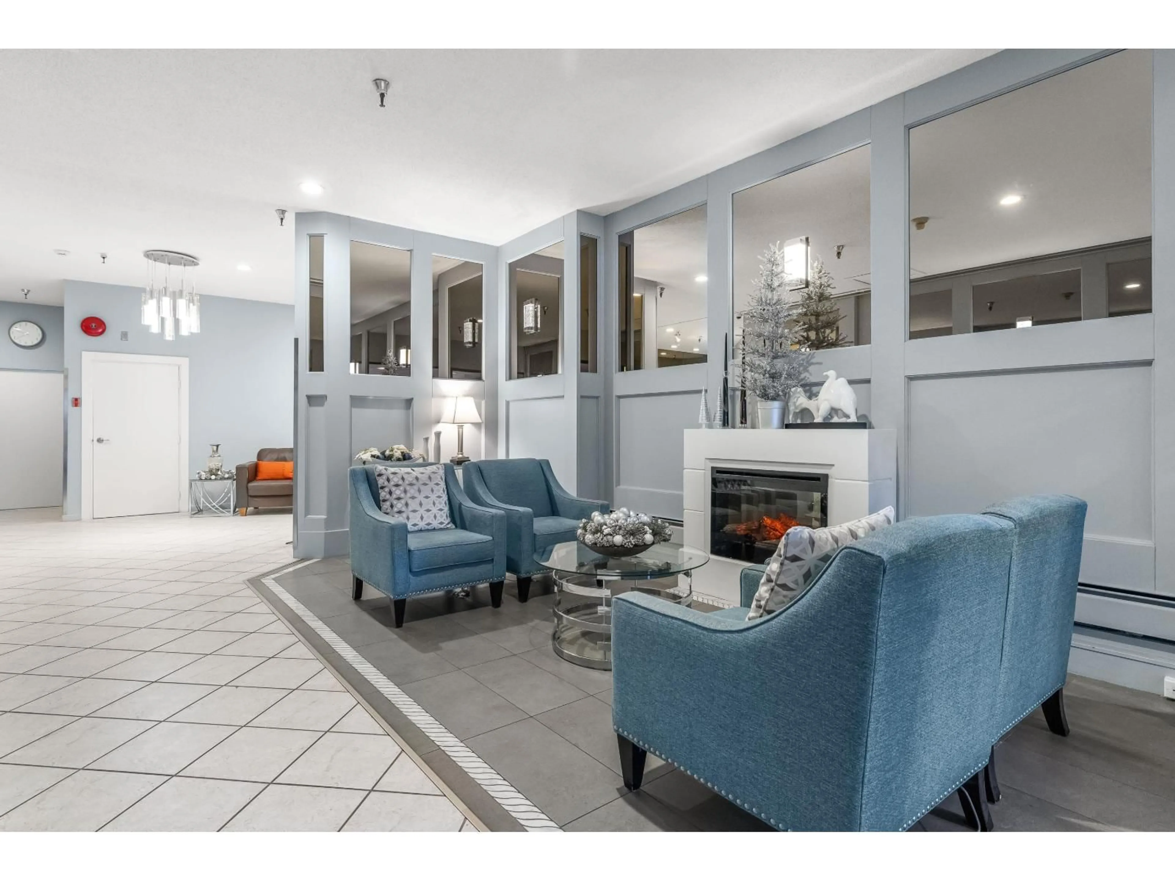 Living room with furniture, ceramic/tile floor for 405 1480 FOSTER, White Rock British Columbia V4B3X7