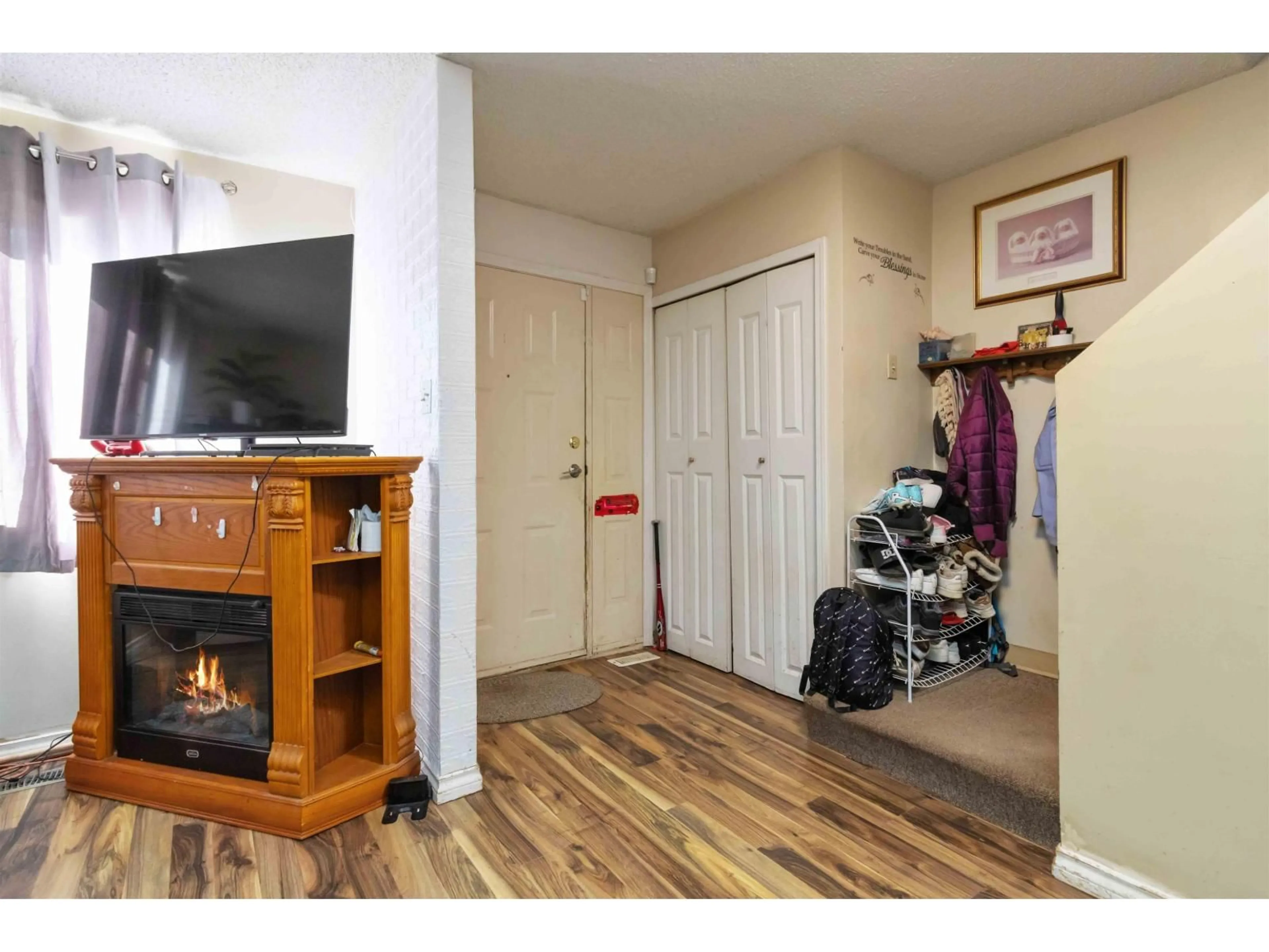 Indoor entryway for 32369 GREBE, Mission British Columbia V2V4Z2